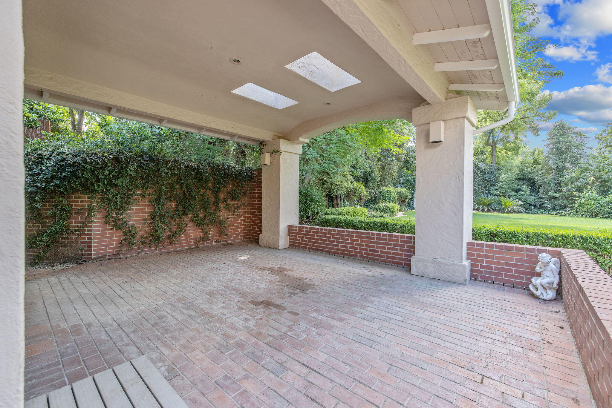 1409 W Beverly Dr, Visalia, CA 93277