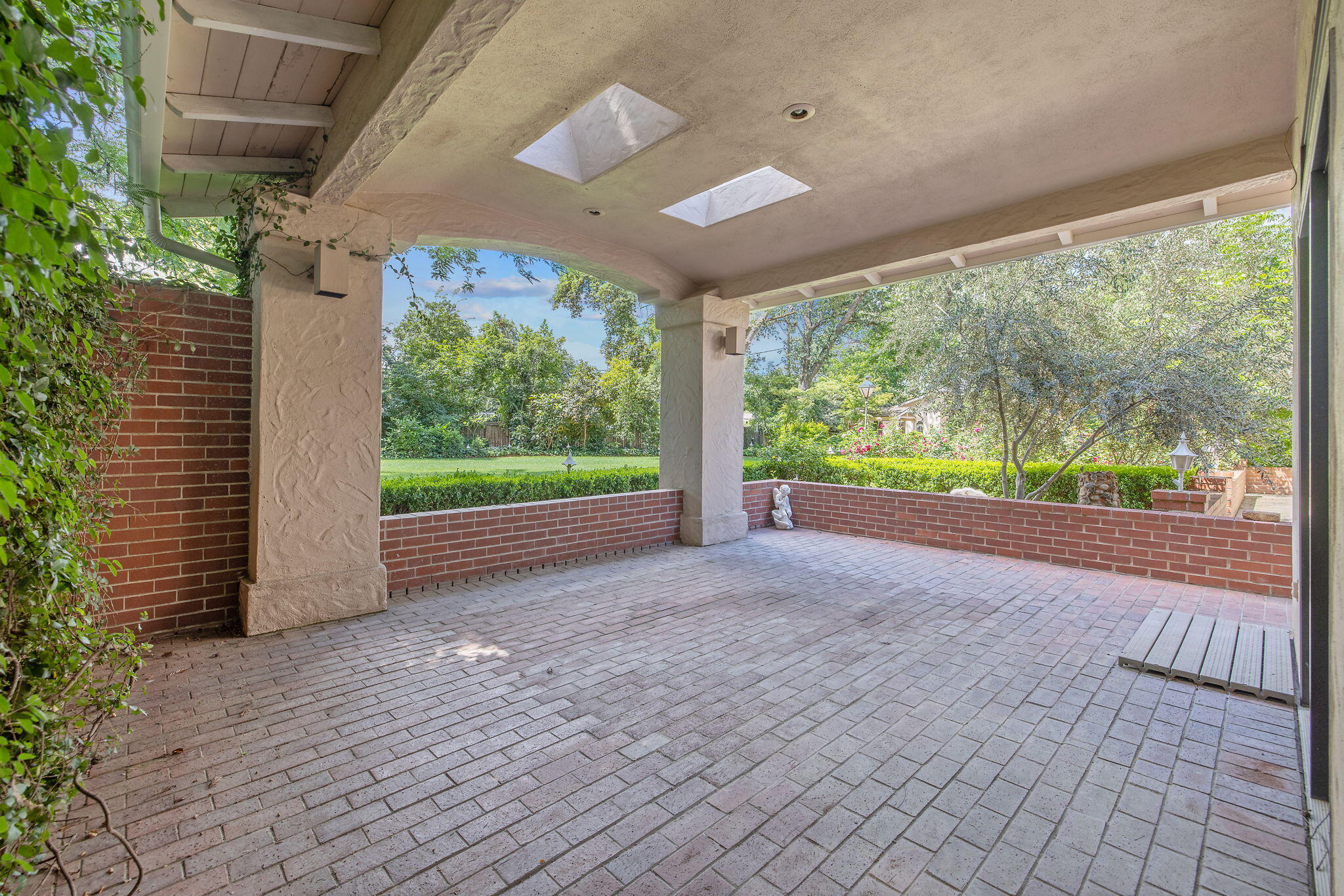 1409 W Beverly Dr, Visalia, CA 93277