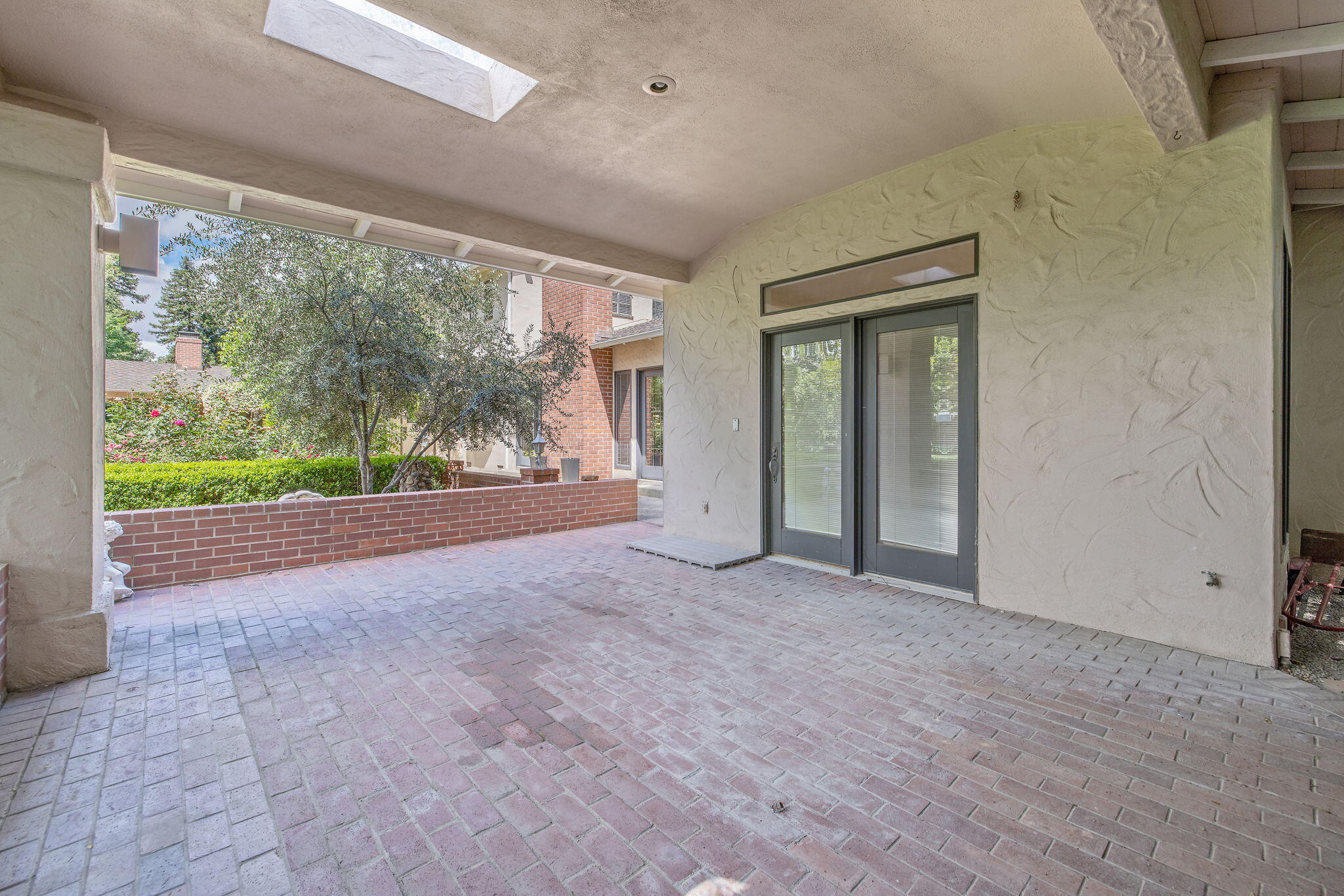 1409 W Beverly Dr, Visalia, CA 93277