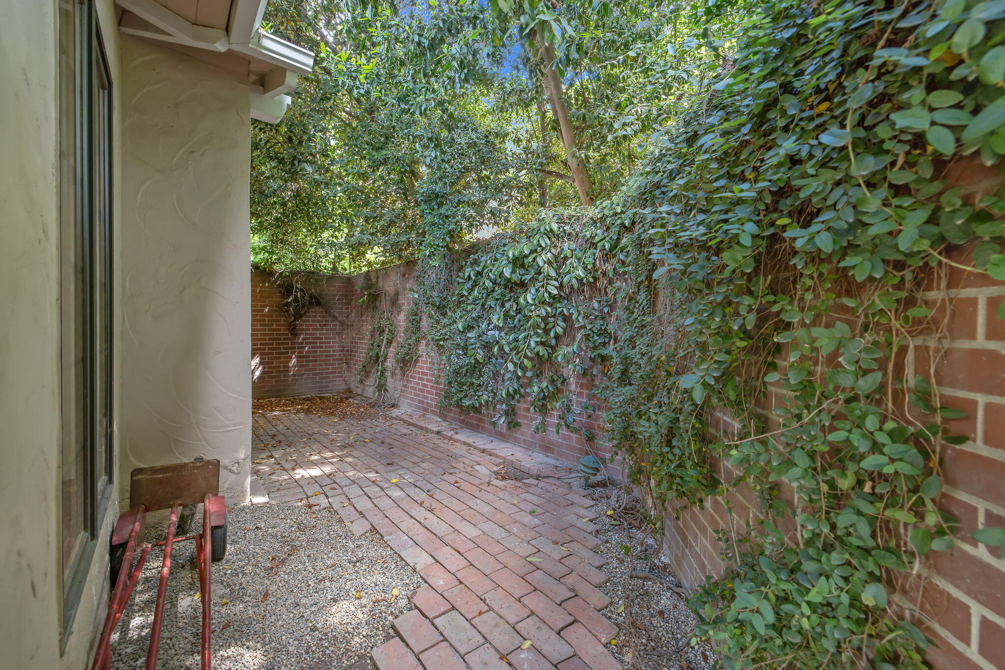 1409 W Beverly Dr, Visalia, CA 93277