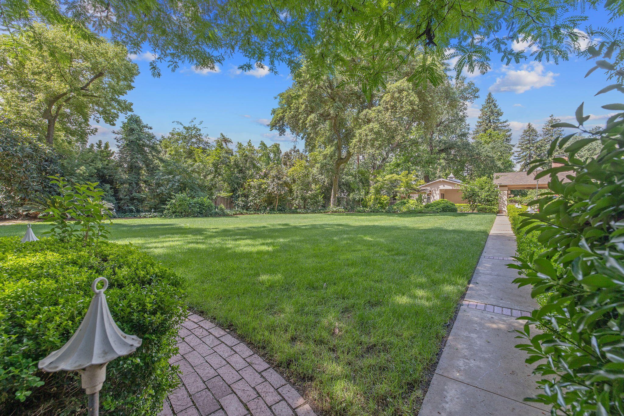 1409 W Beverly Dr, Visalia, CA 93277
