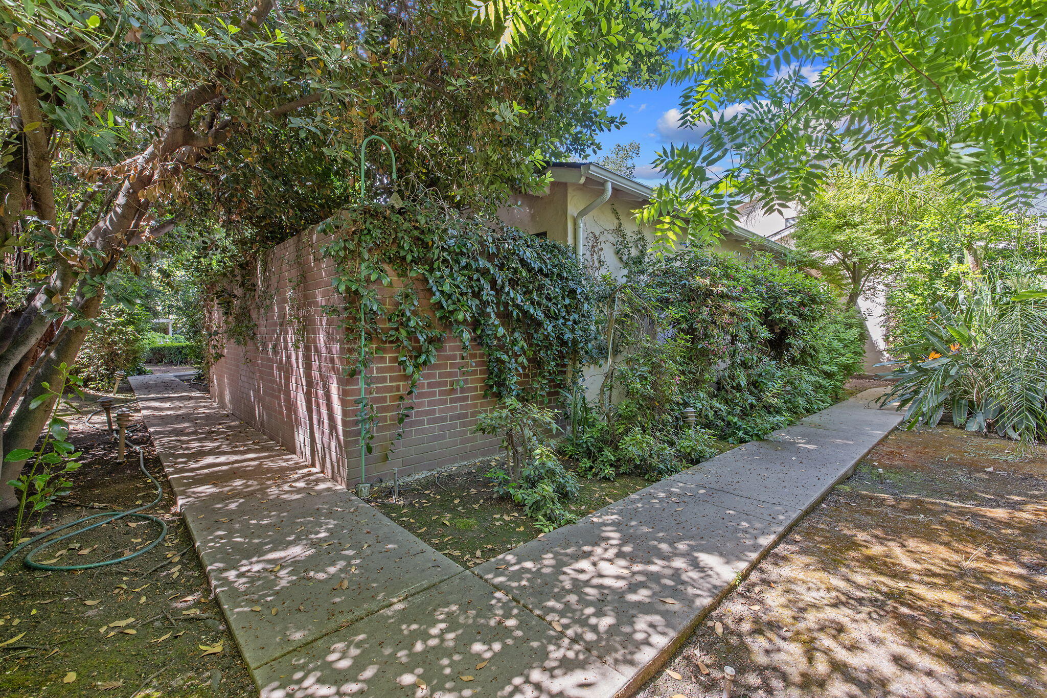 1409 W Beverly Dr, Visalia, CA 93277