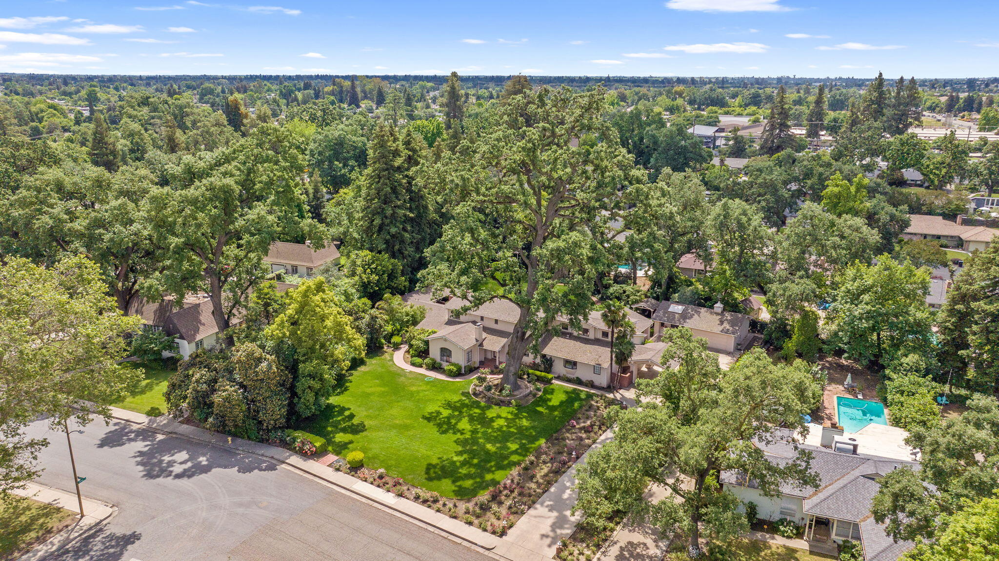1409 W Beverly Dr, Visalia, CA 93277