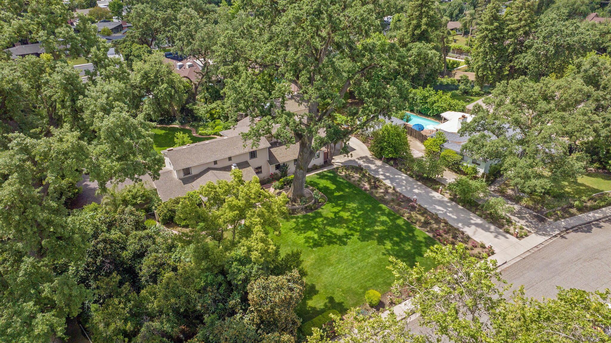 1409 W Beverly Dr, Visalia, CA 93277