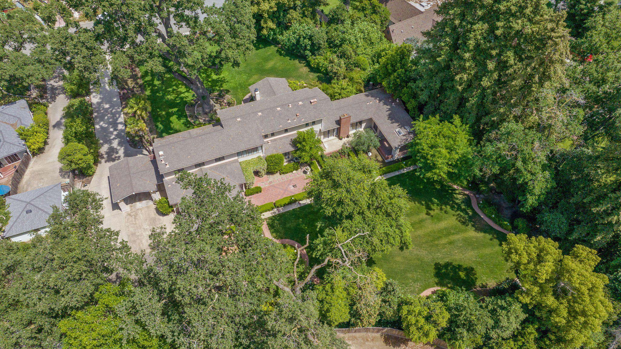 1409 W Beverly Dr, Visalia, CA 93277