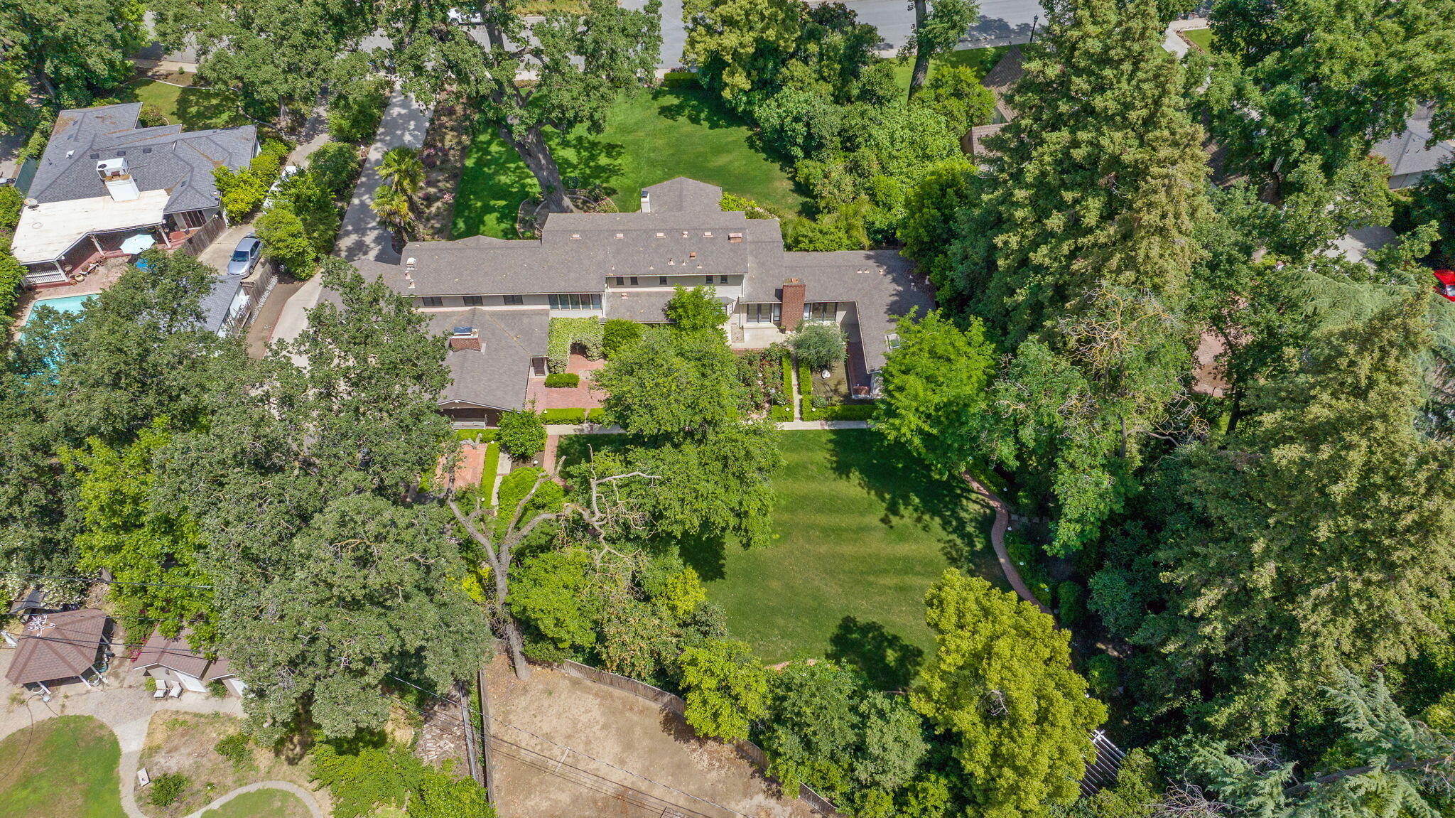 1409 W Beverly Dr, Visalia, CA 93277