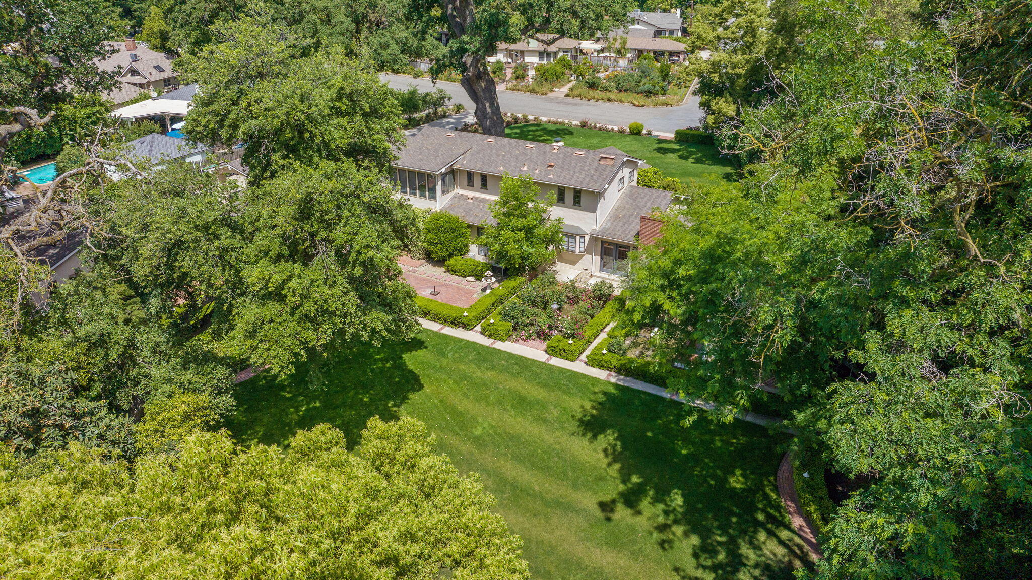 1409 W Beverly Dr, Visalia, CA 93277