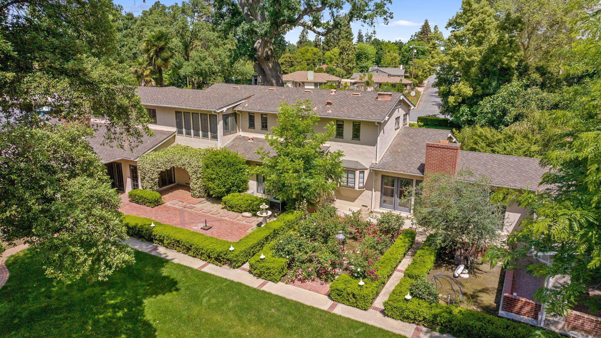 1409 W Beverly Dr, Visalia, CA 93277