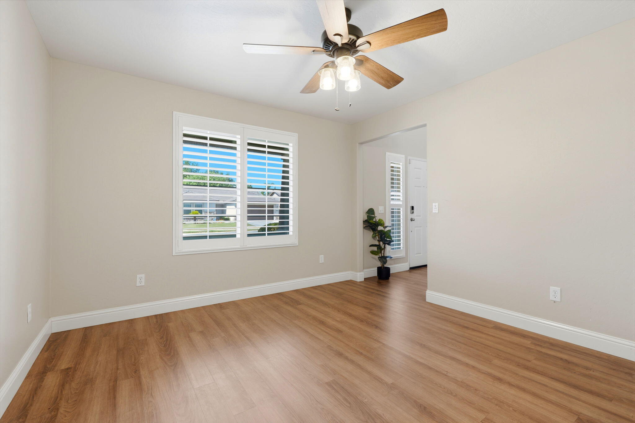 947 W Elkhorn, Visalia, CA 93277