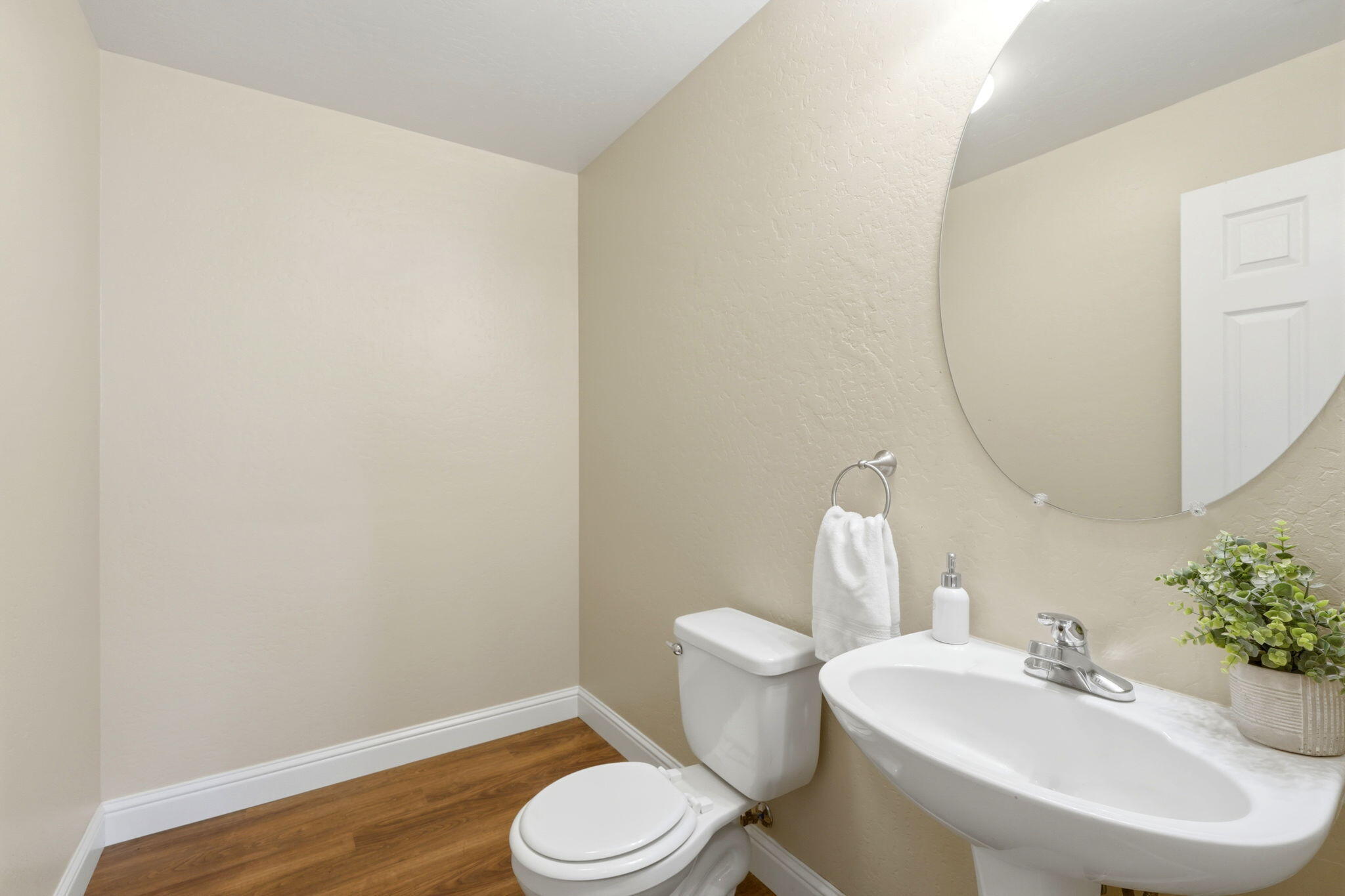 947 W Elkhorn, Visalia, CA 93277
