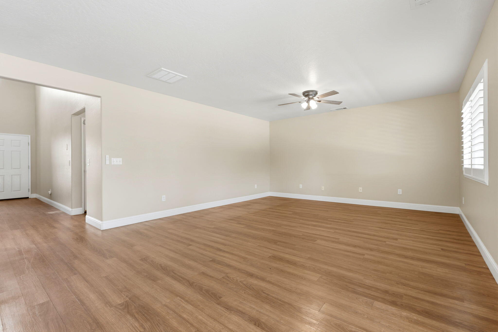 947 W Elkhorn, Visalia, CA 93277