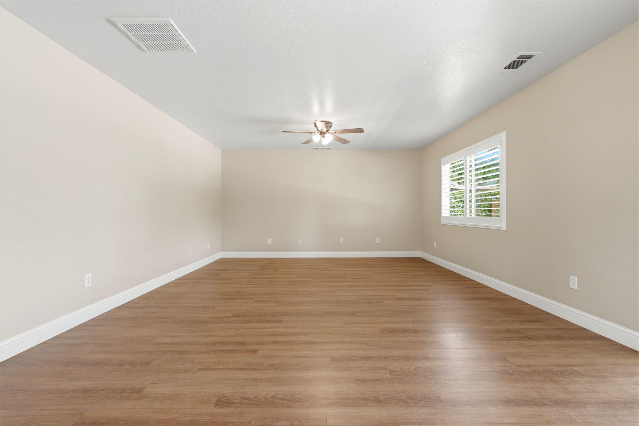 947 W Elkhorn, Visalia, CA 93277