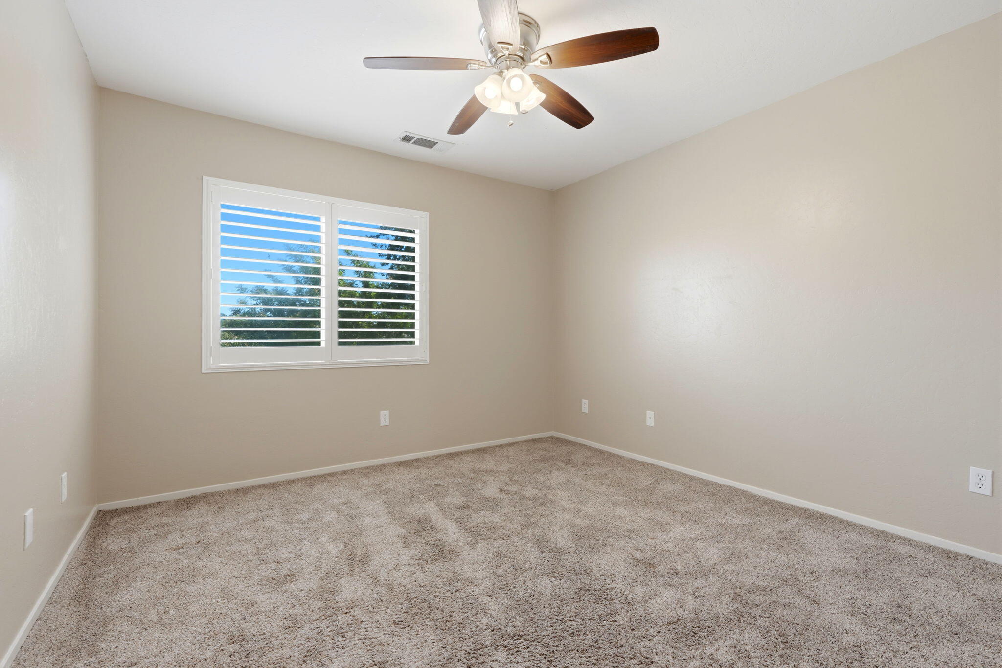 947 W Elkhorn, Visalia, CA 93277