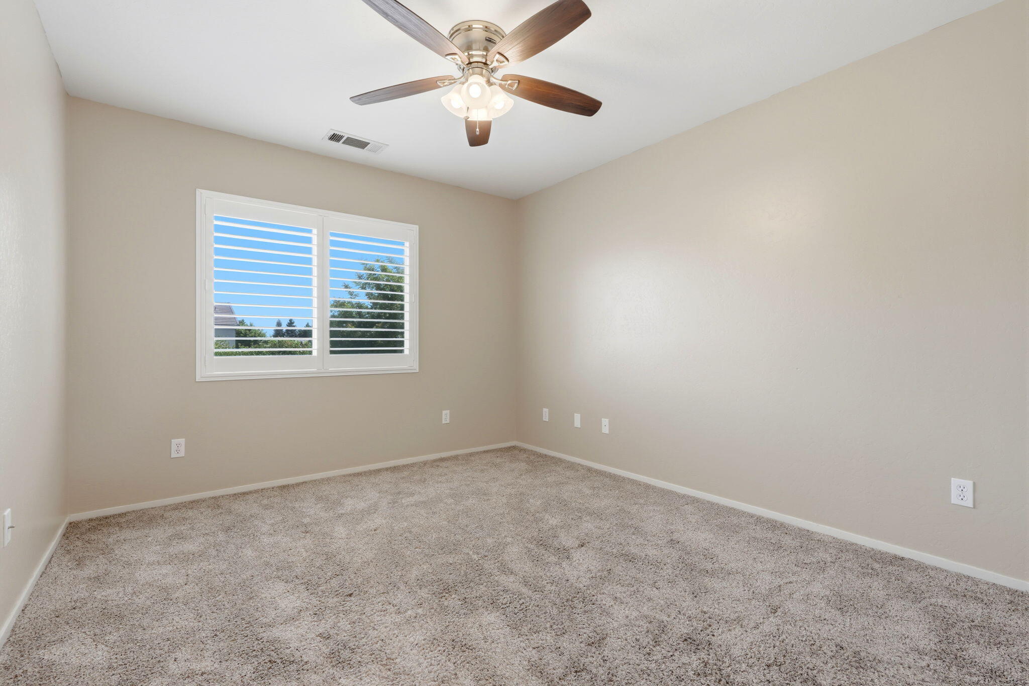 947 W Elkhorn, Visalia, CA 93277