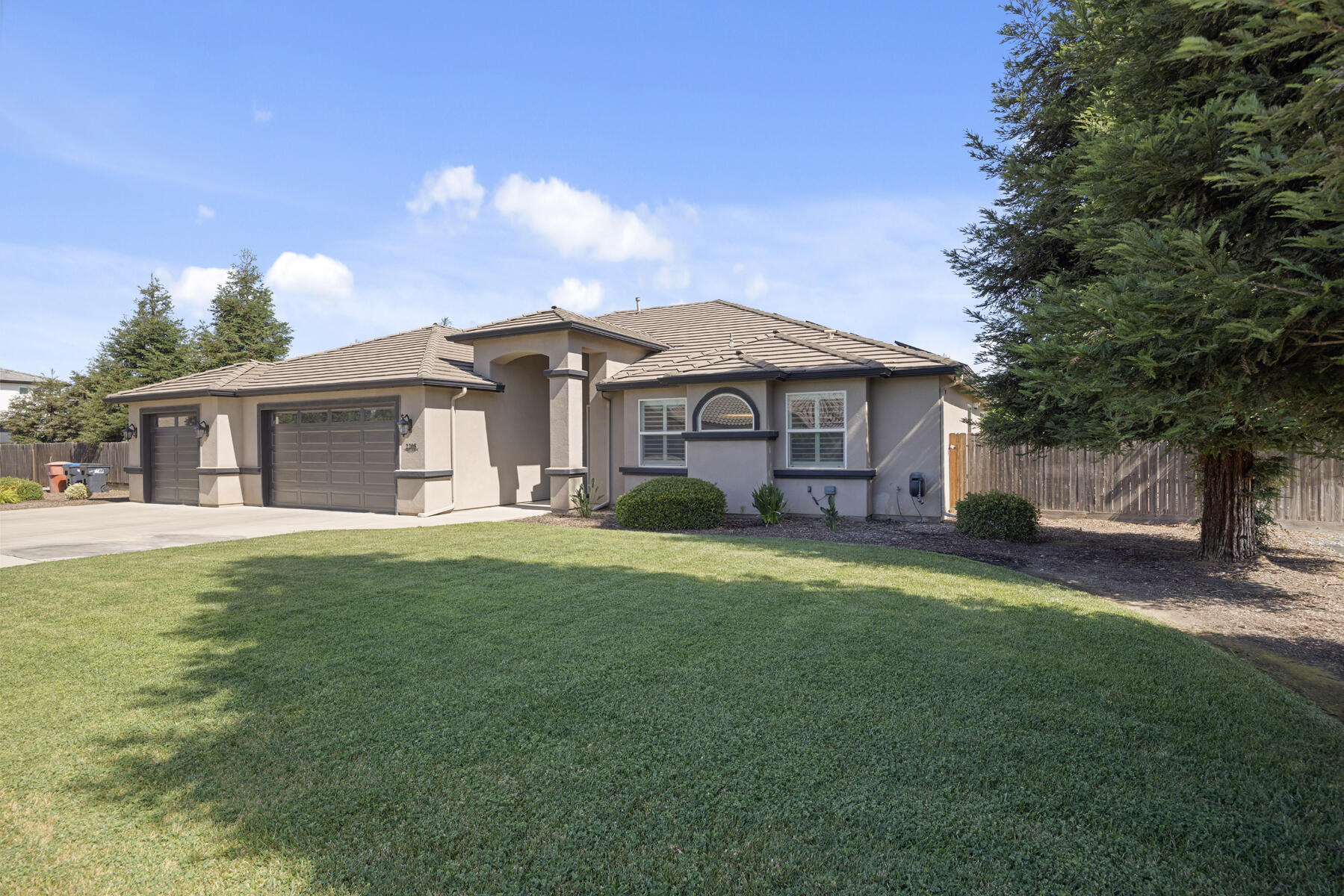 2208 W Benton Ct, Exeter, CA 93221