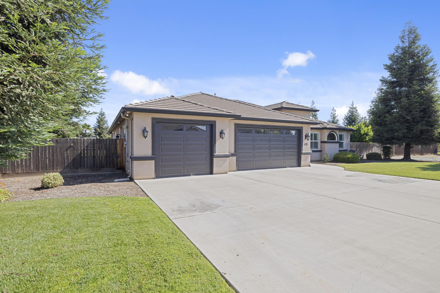 2208 W Benton Ct, Exeter, CA 93221