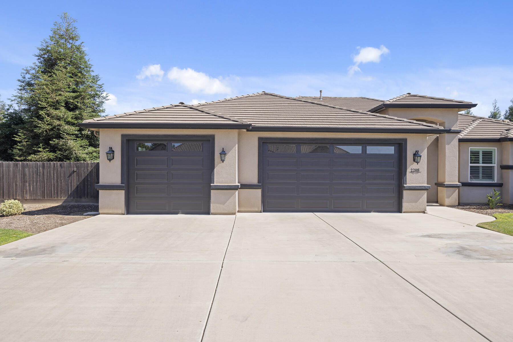 2208 W Benton Ct, Exeter, CA 93221