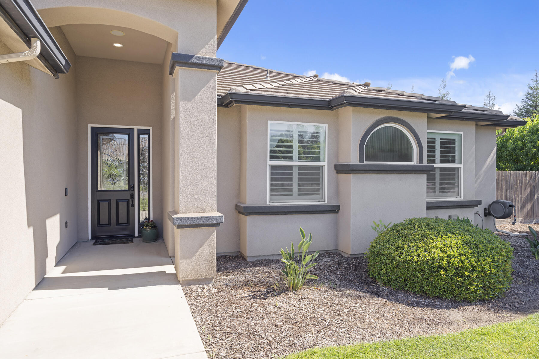 2208 W Benton Ct, Exeter, CA 93221