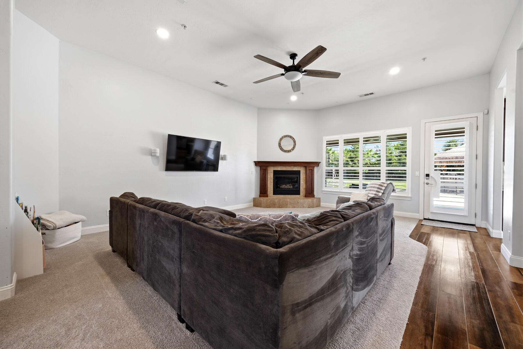 2208 W Benton Ct, Exeter, CA 93221