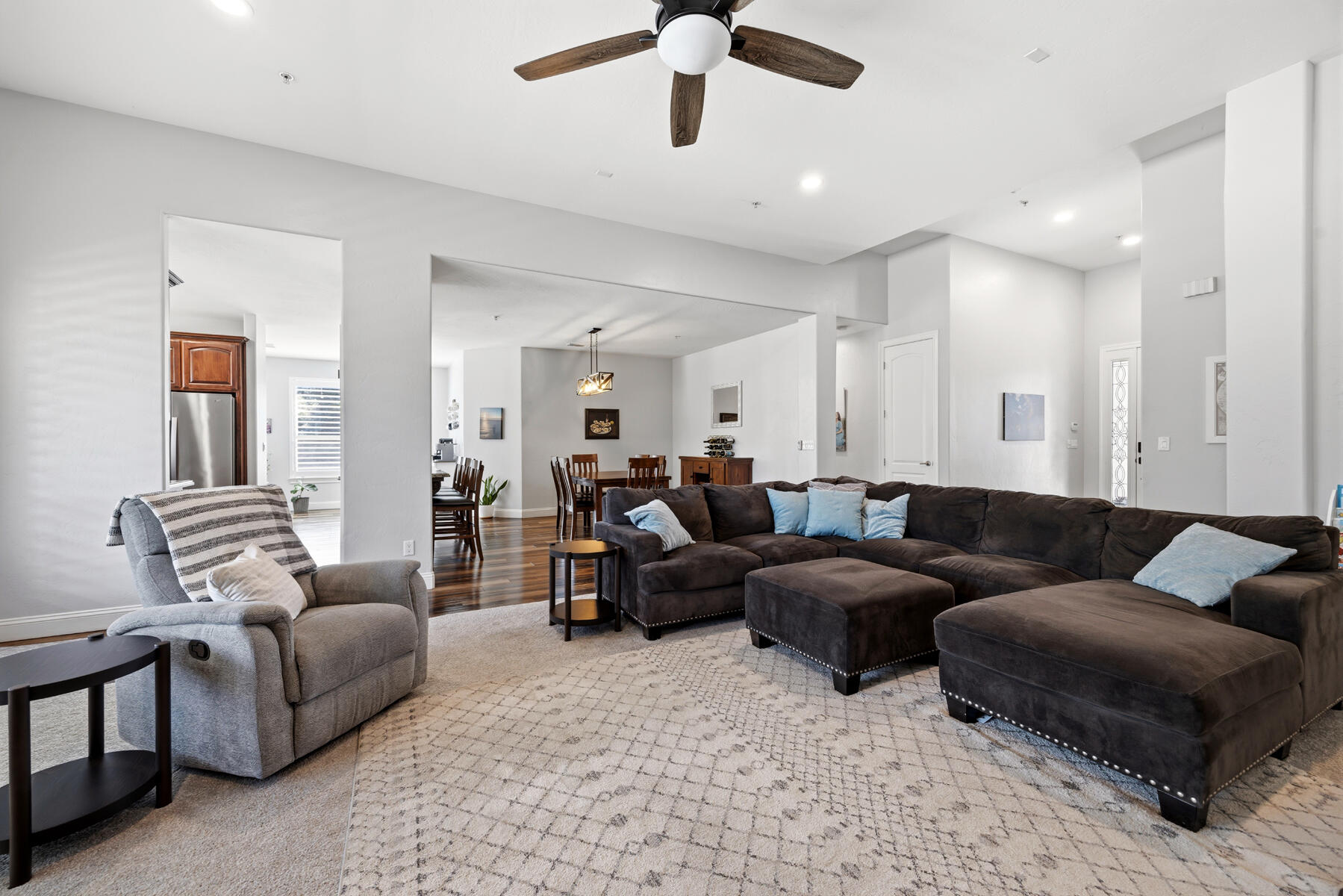 2208 W Benton Ct, Exeter, CA 93221