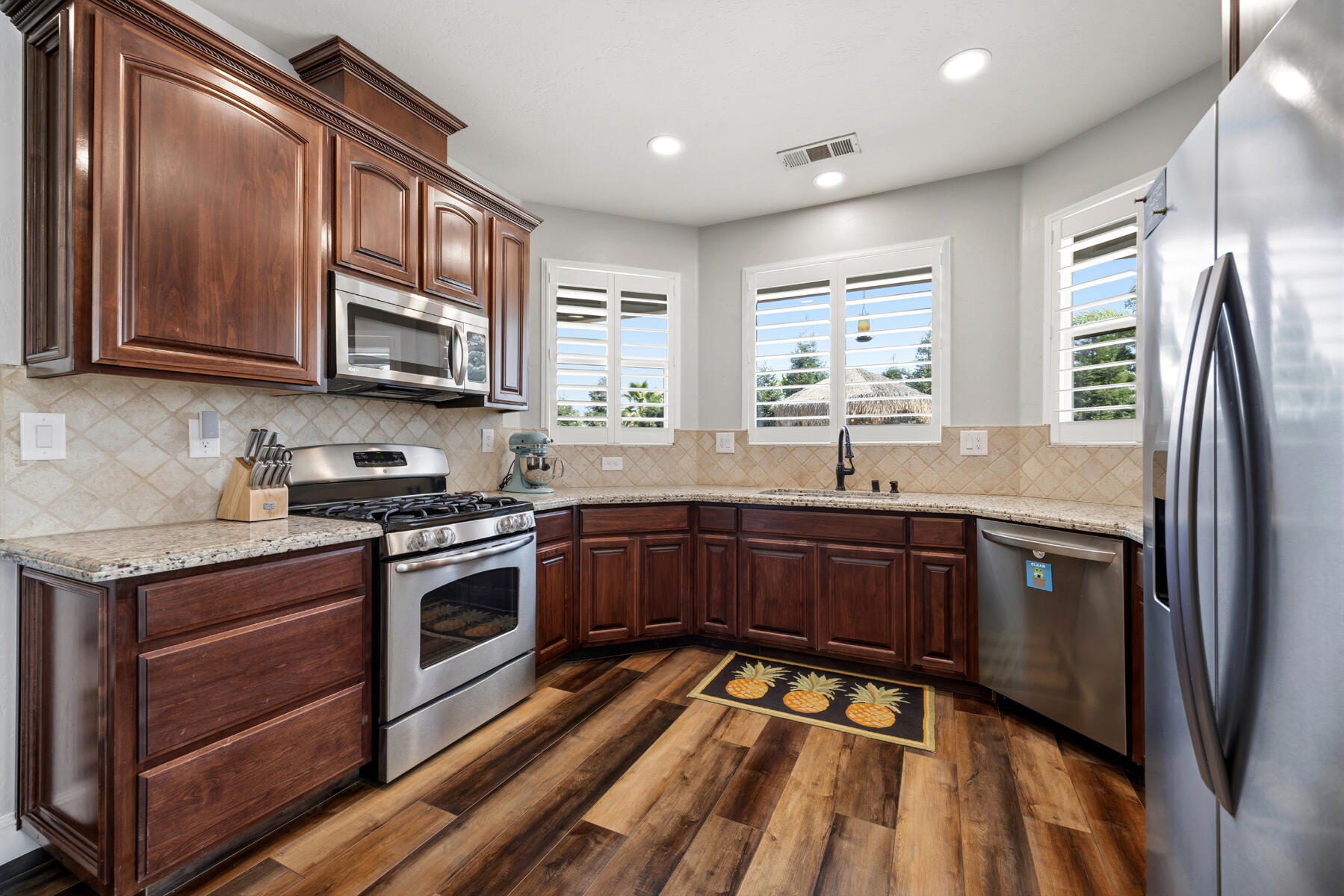 2208 W Benton Ct, Exeter, CA 93221