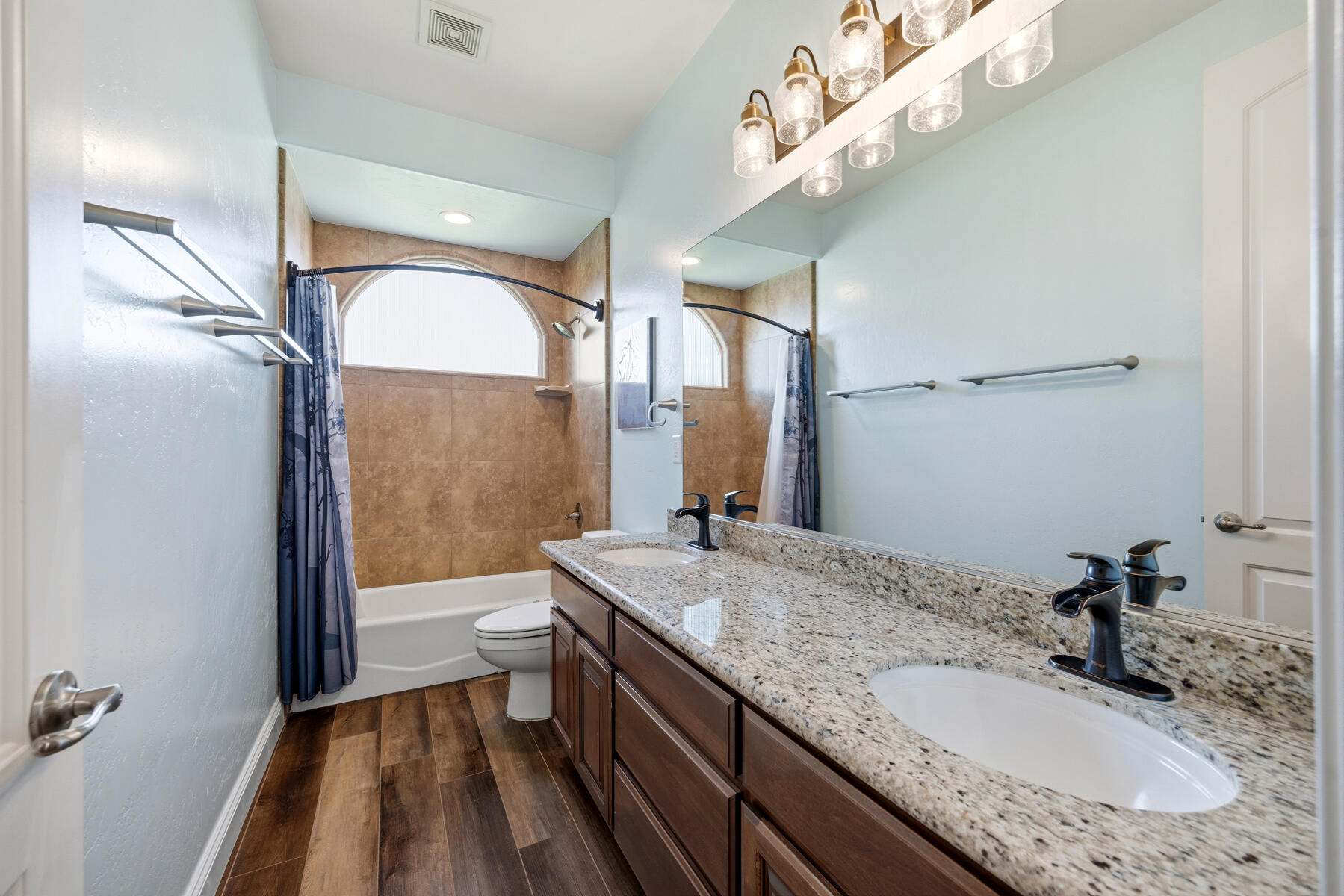 2208 W Benton Ct, Exeter, CA 93221