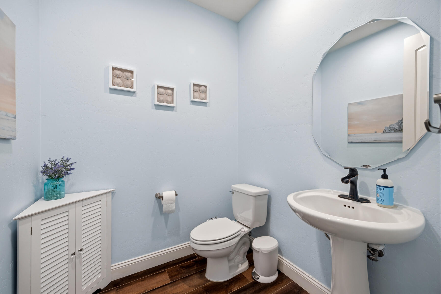 2208 W Benton Ct, Exeter, CA 93221