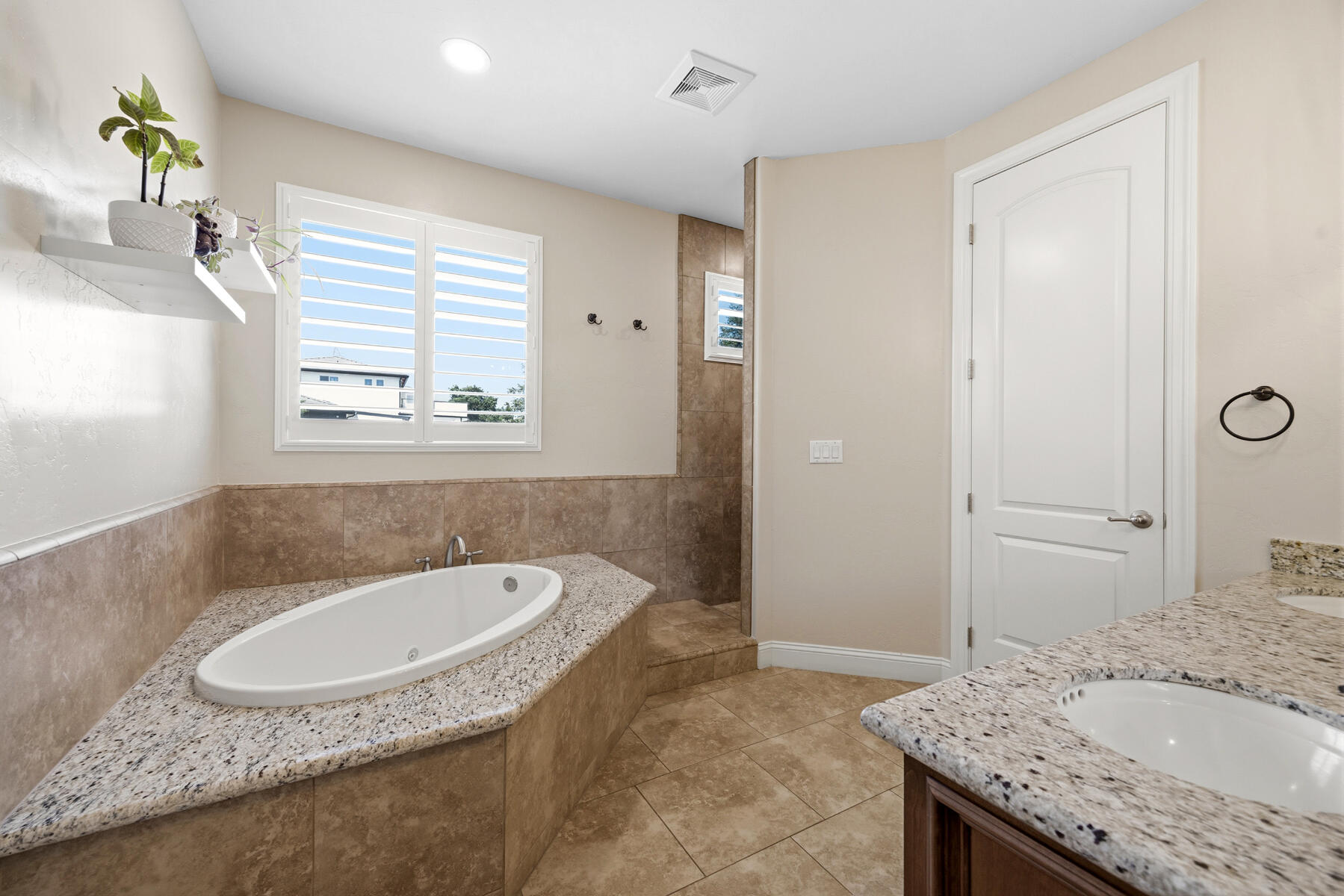 2208 W Benton Ct, Exeter, CA 93221