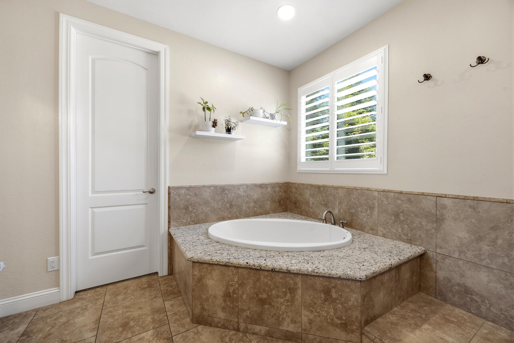 2208 W Benton Ct, Exeter, CA 93221