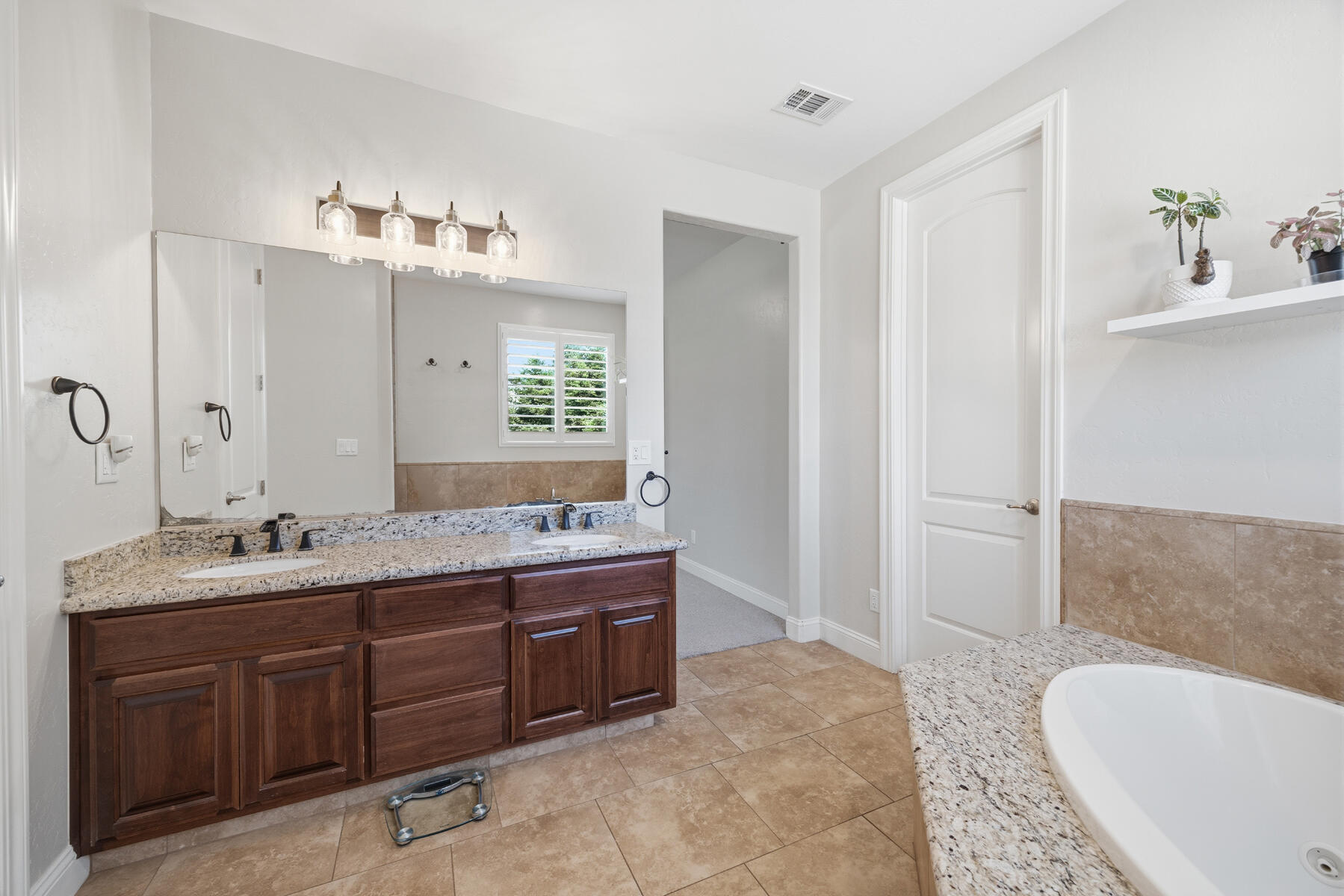 2208 W Benton Ct, Exeter, CA 93221