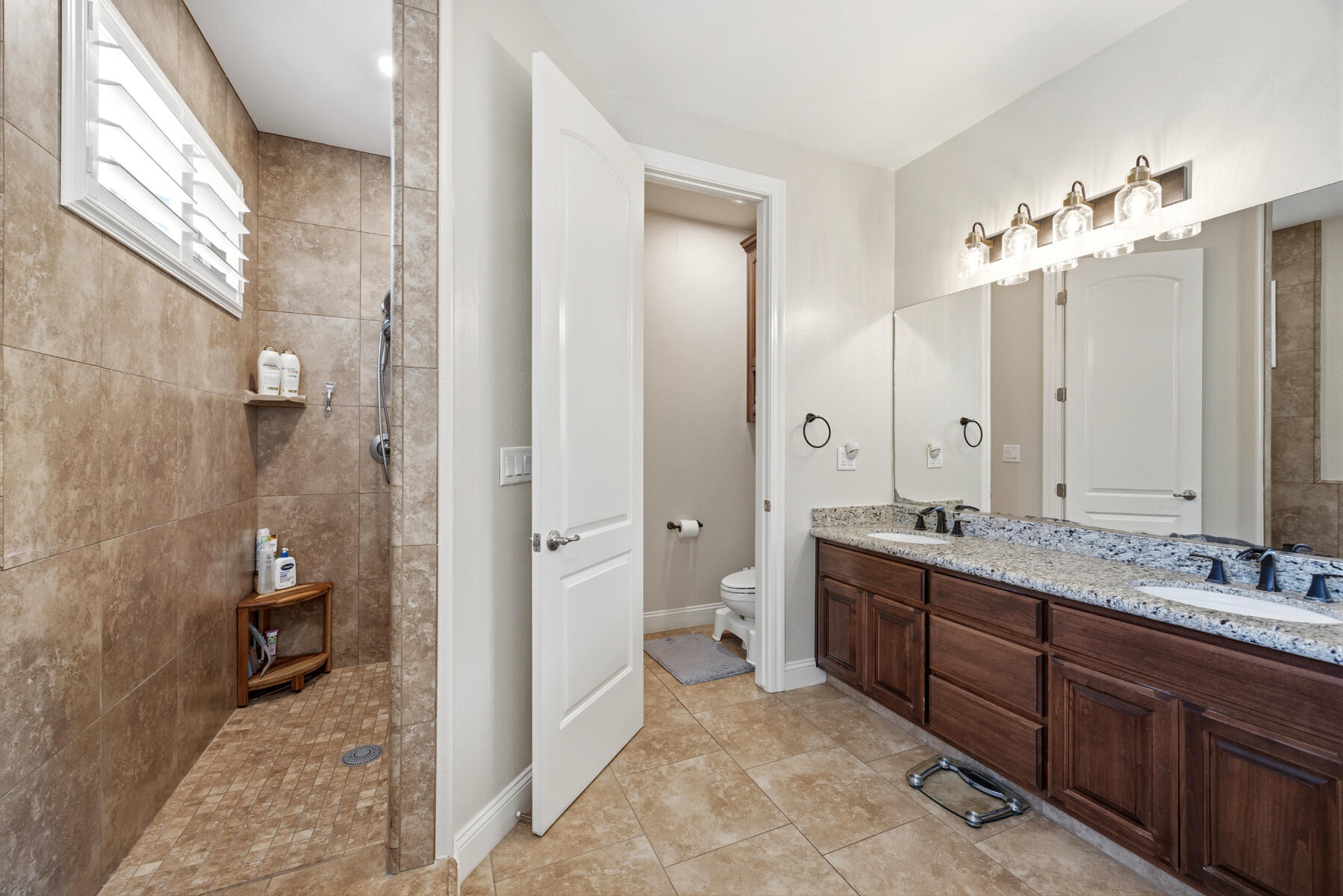 2208 W Benton Ct, Exeter, CA 93221