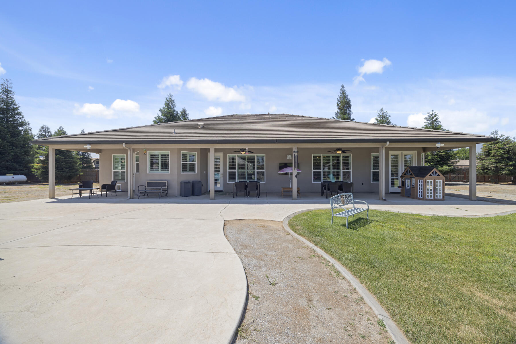 2208 W Benton Ct, Exeter, CA 93221