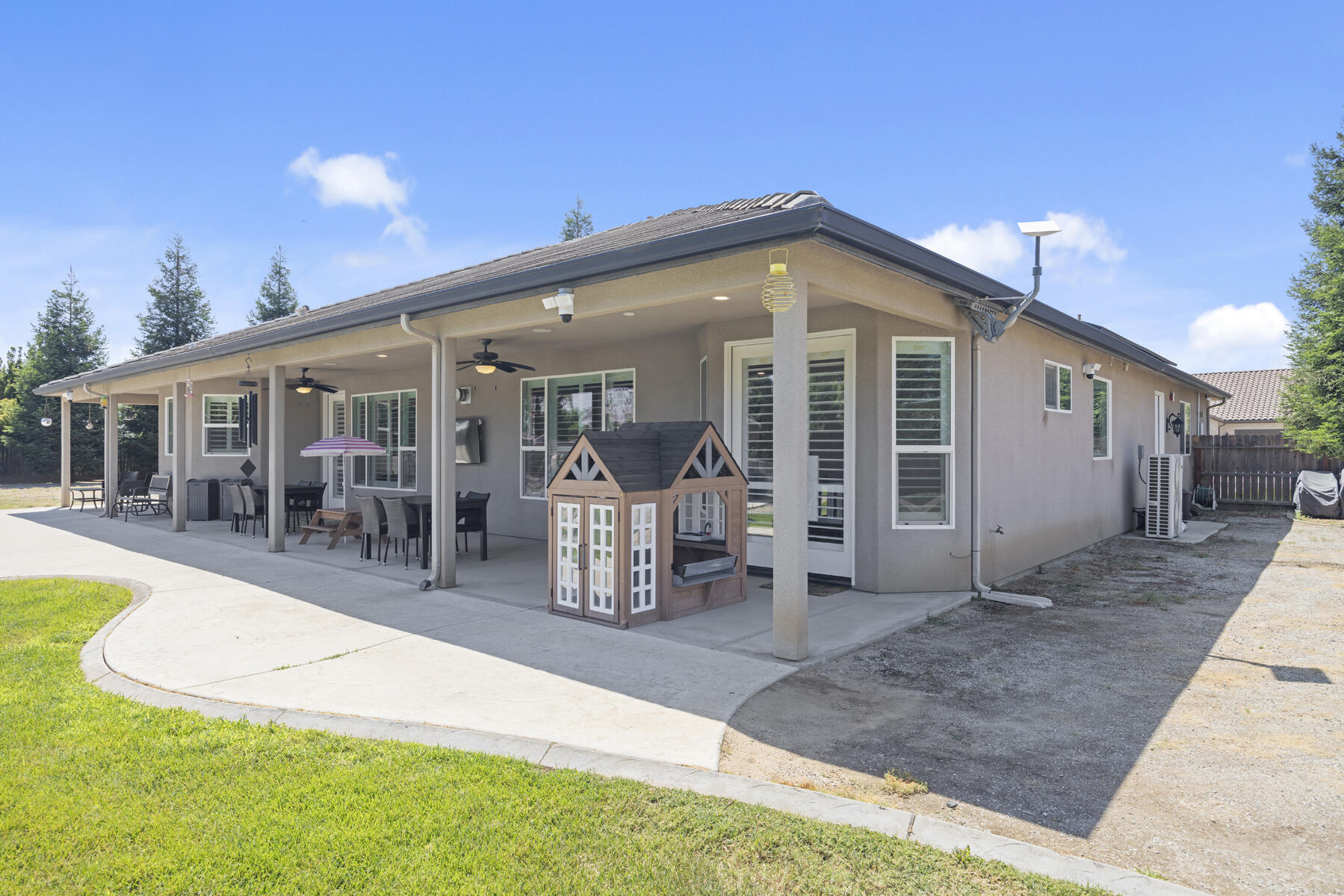 2208 W Benton Ct, Exeter, CA 93221