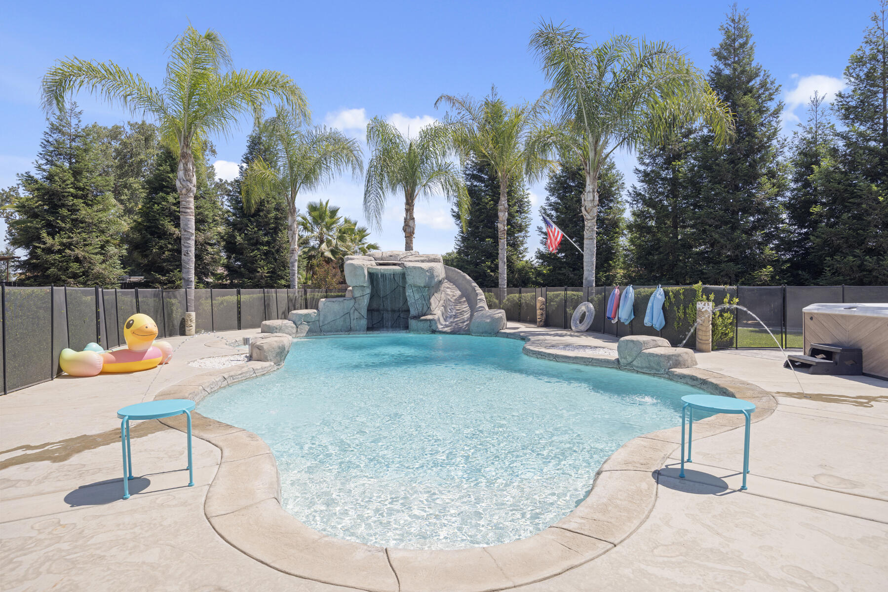 2208 W Benton Ct, Exeter, CA 93221