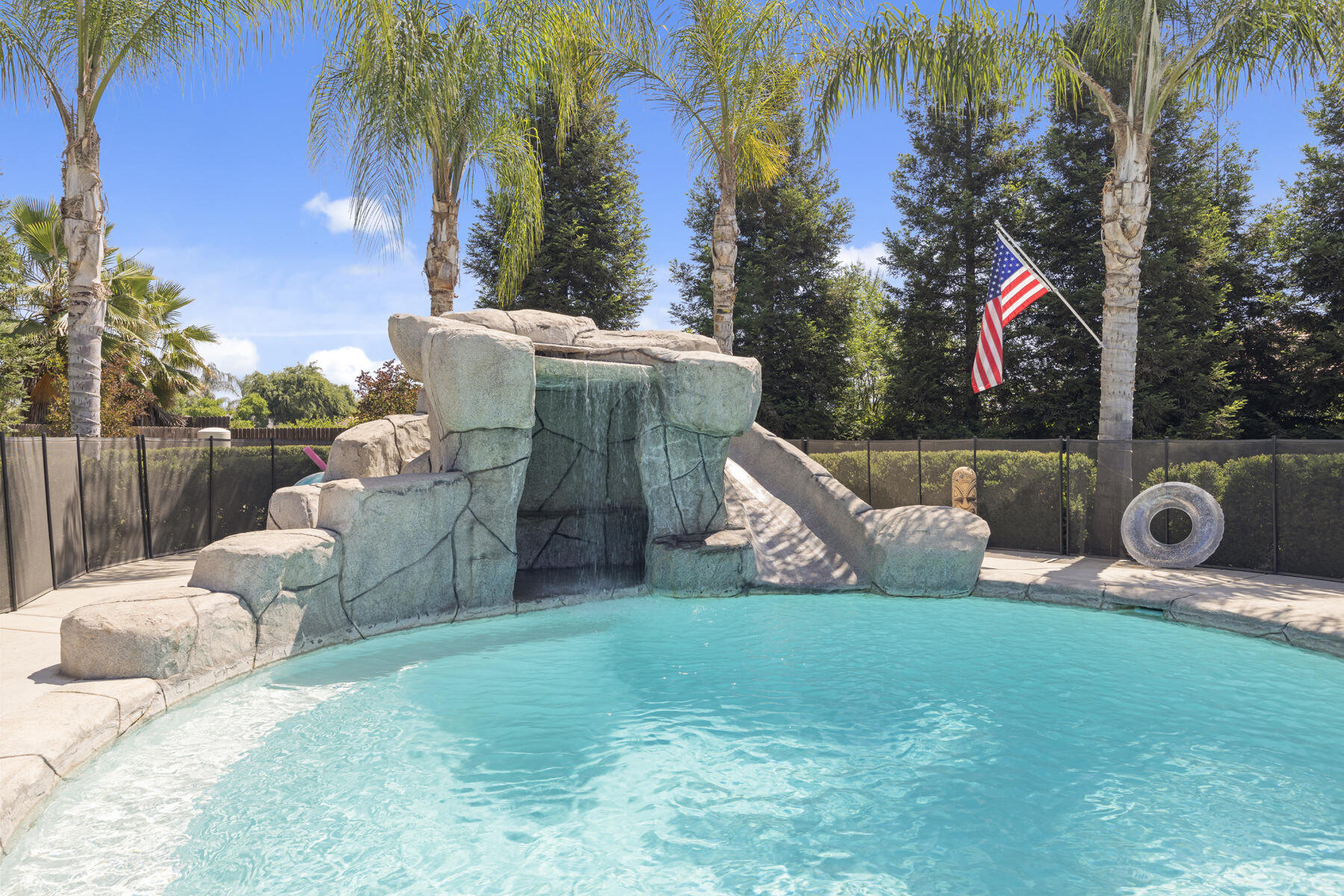2208 W Benton Ct, Exeter, CA 93221