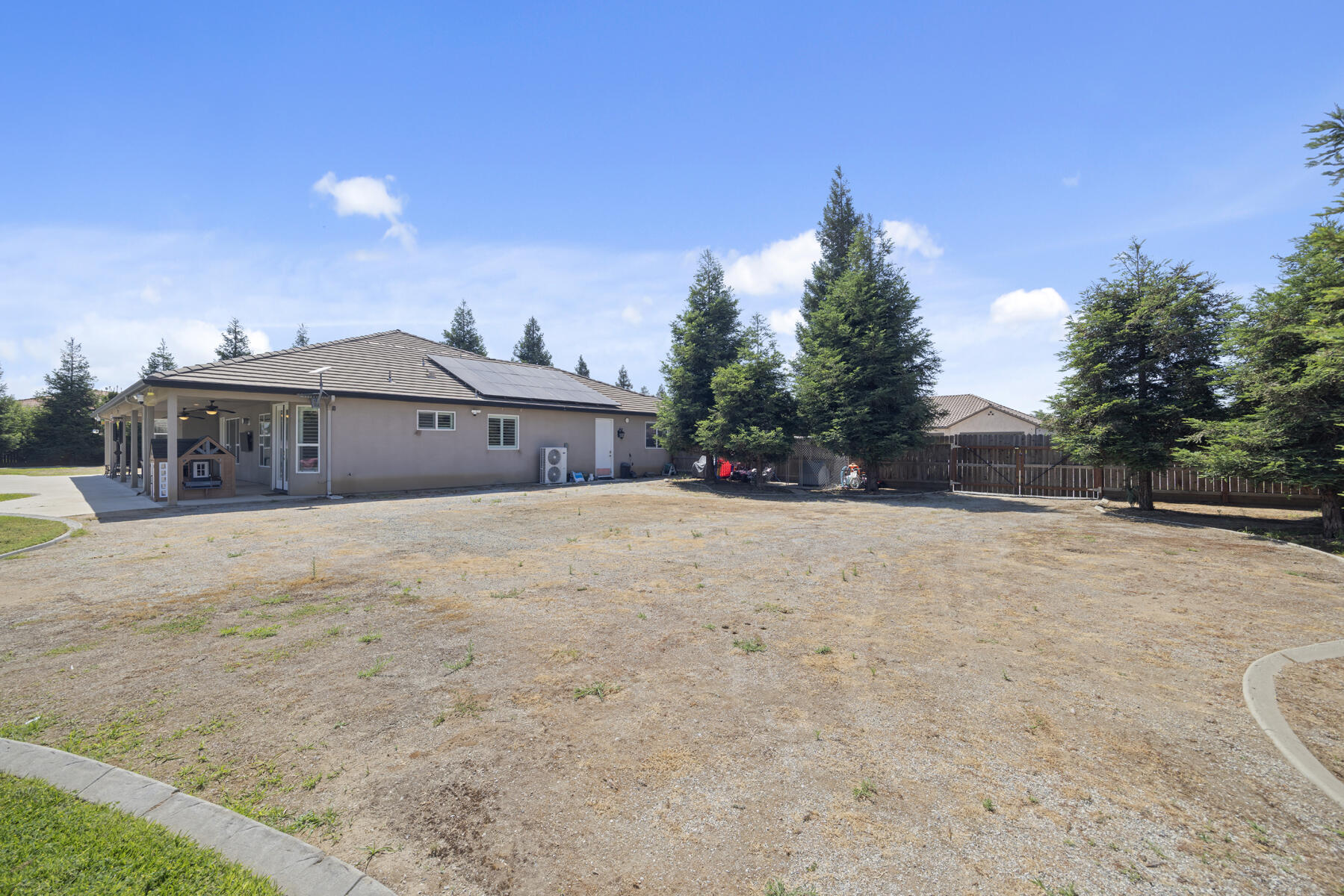2208 W Benton Ct, Exeter, CA 93221