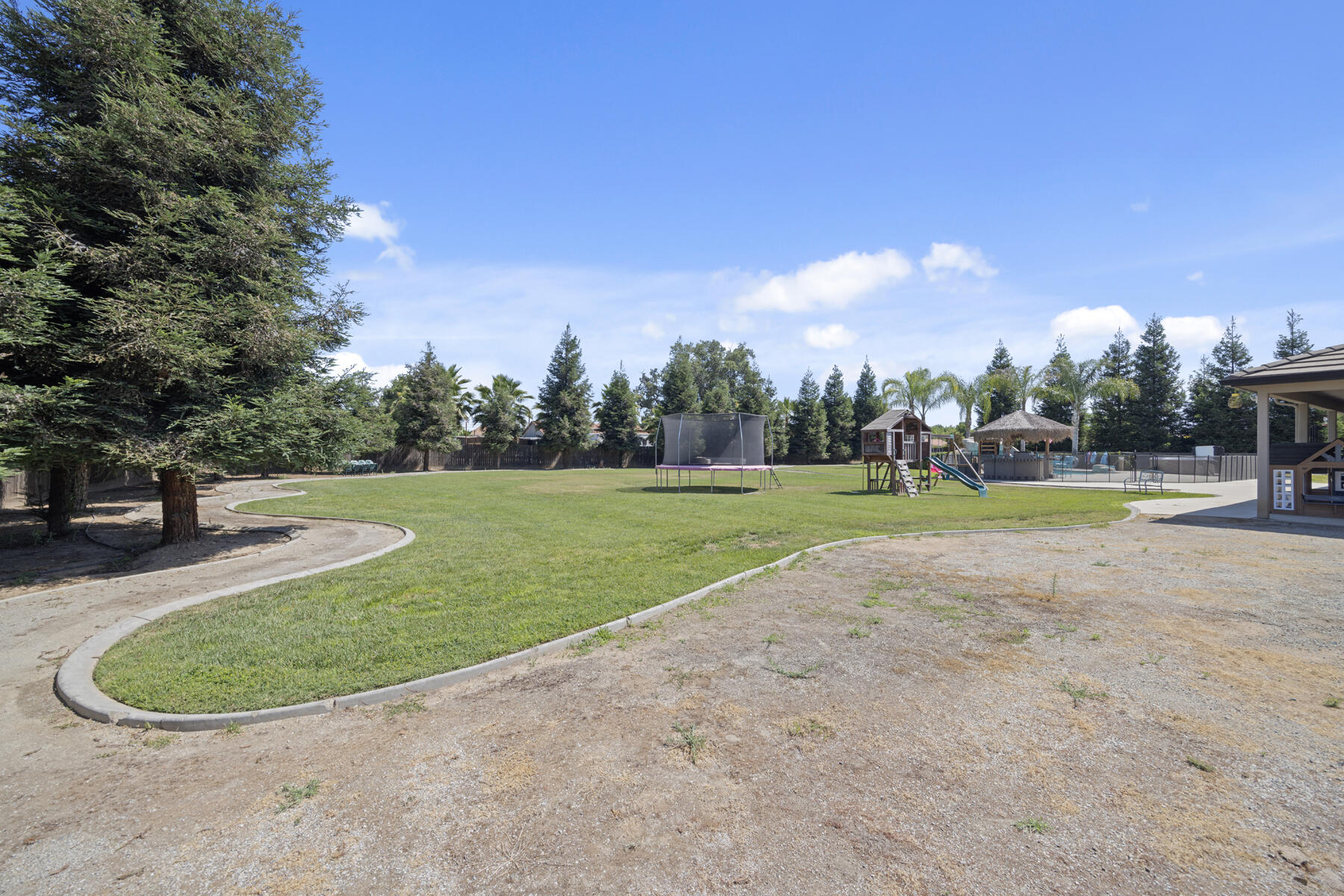 2208 W Benton Ct, Exeter, CA 93221