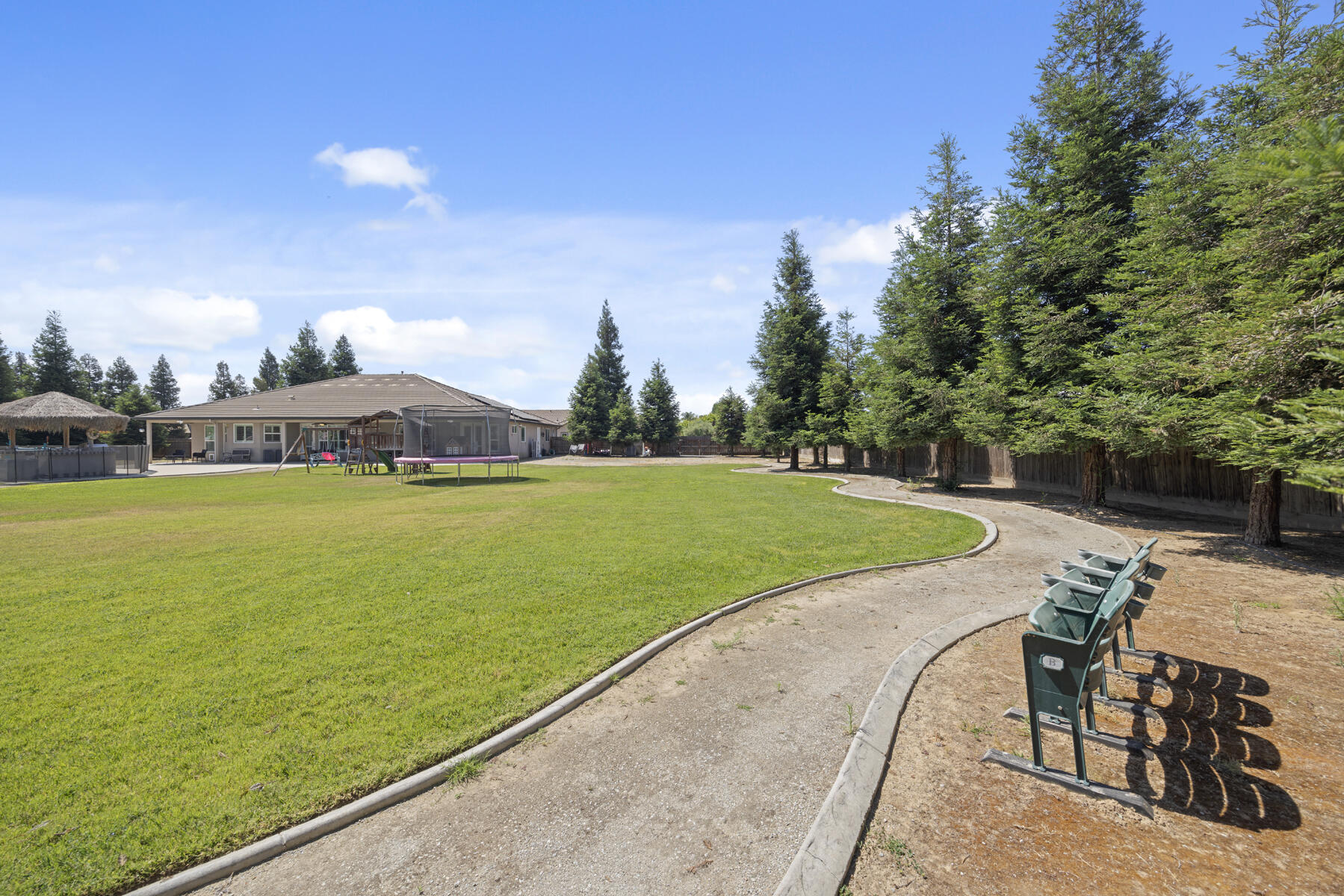 2208 W Benton Ct, Exeter, CA 93221