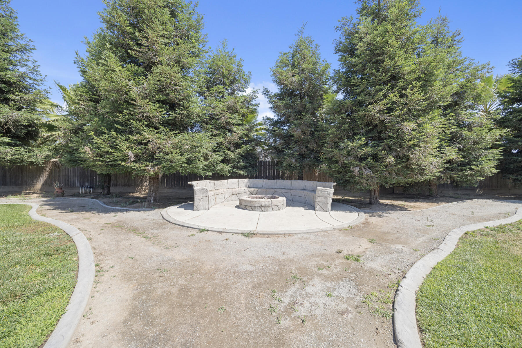 2208 W Benton Ct, Exeter, CA 93221