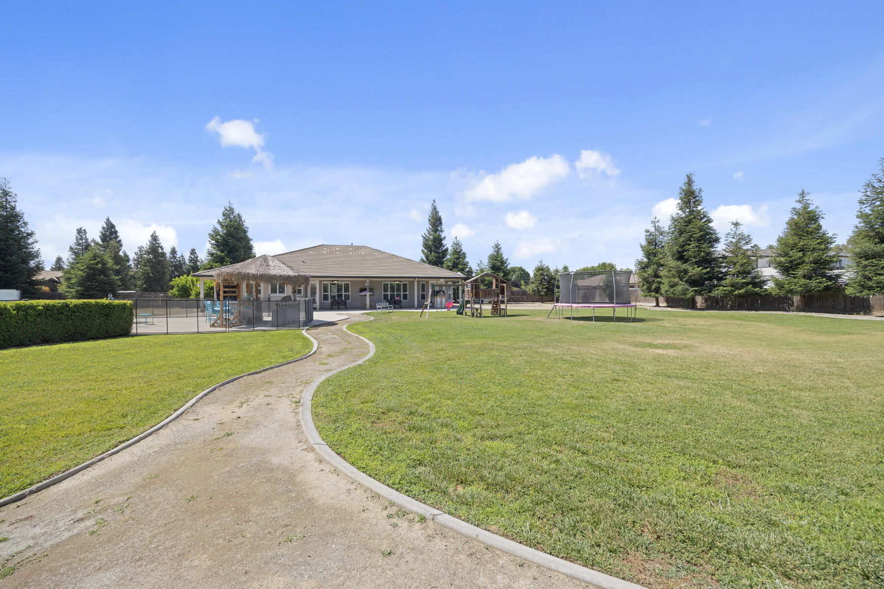 2208 W Benton Ct, Exeter, CA 93221