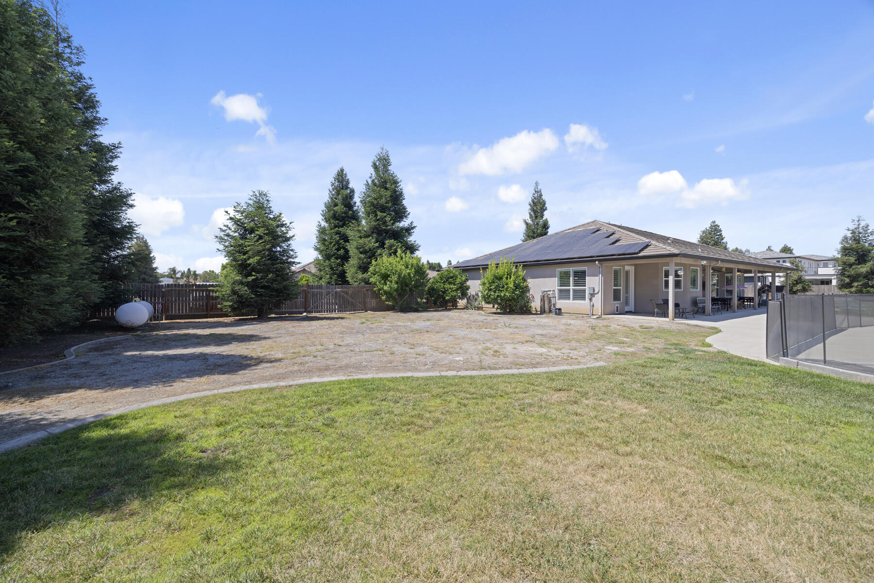2208 W Benton Ct, Exeter, CA 93221