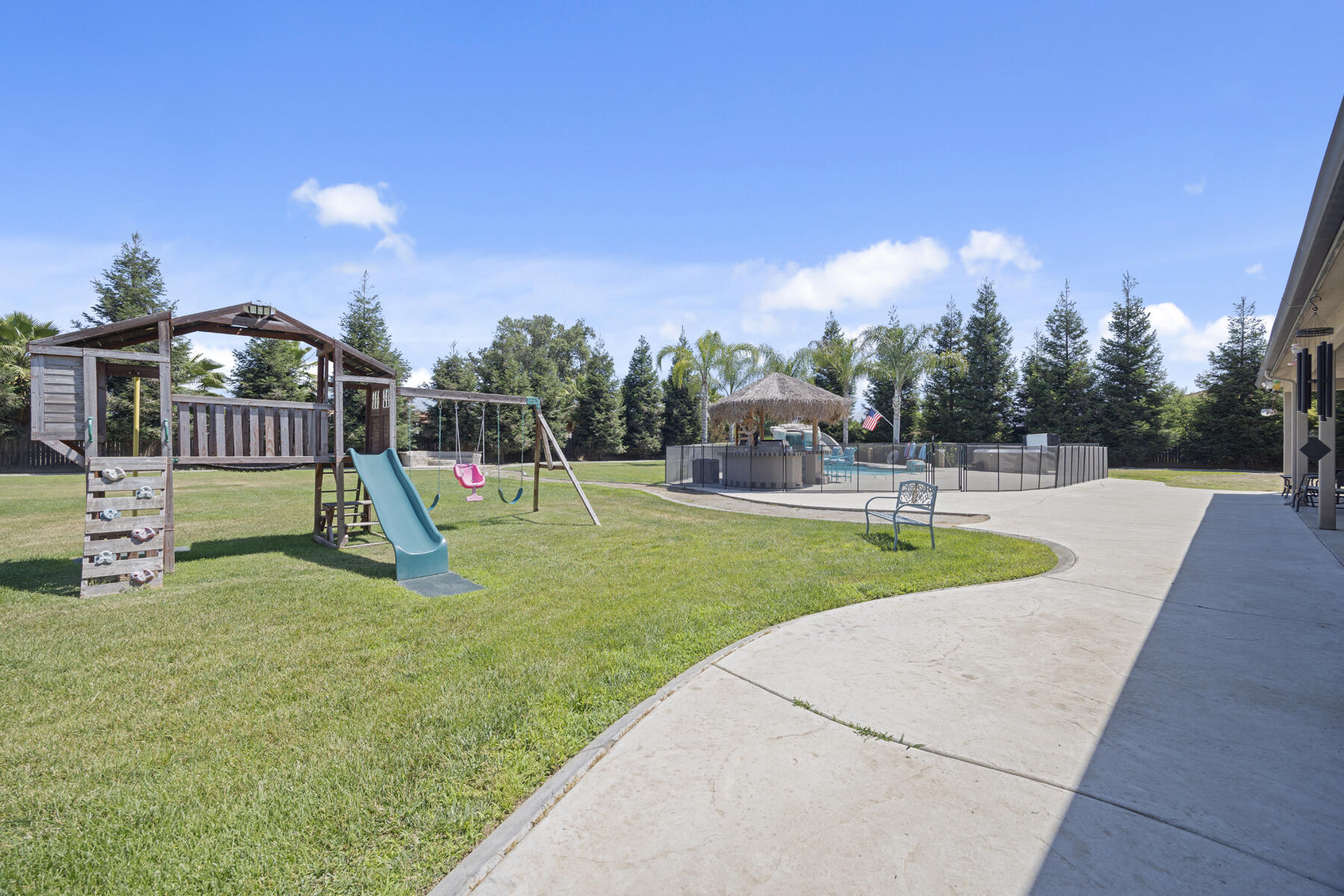 2208 W Benton Ct, Exeter, CA 93221