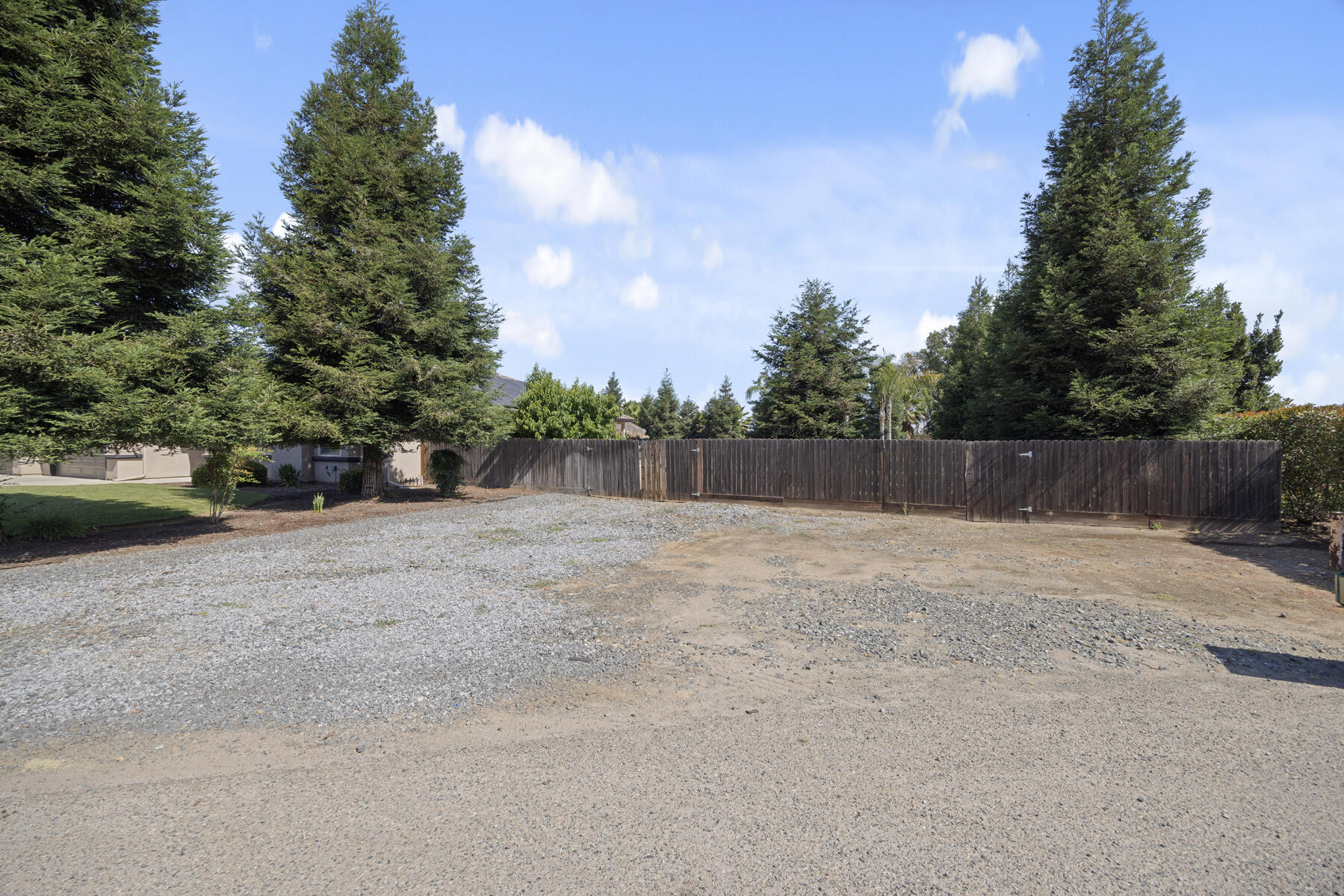 2208 W Benton Ct, Exeter, CA 93221