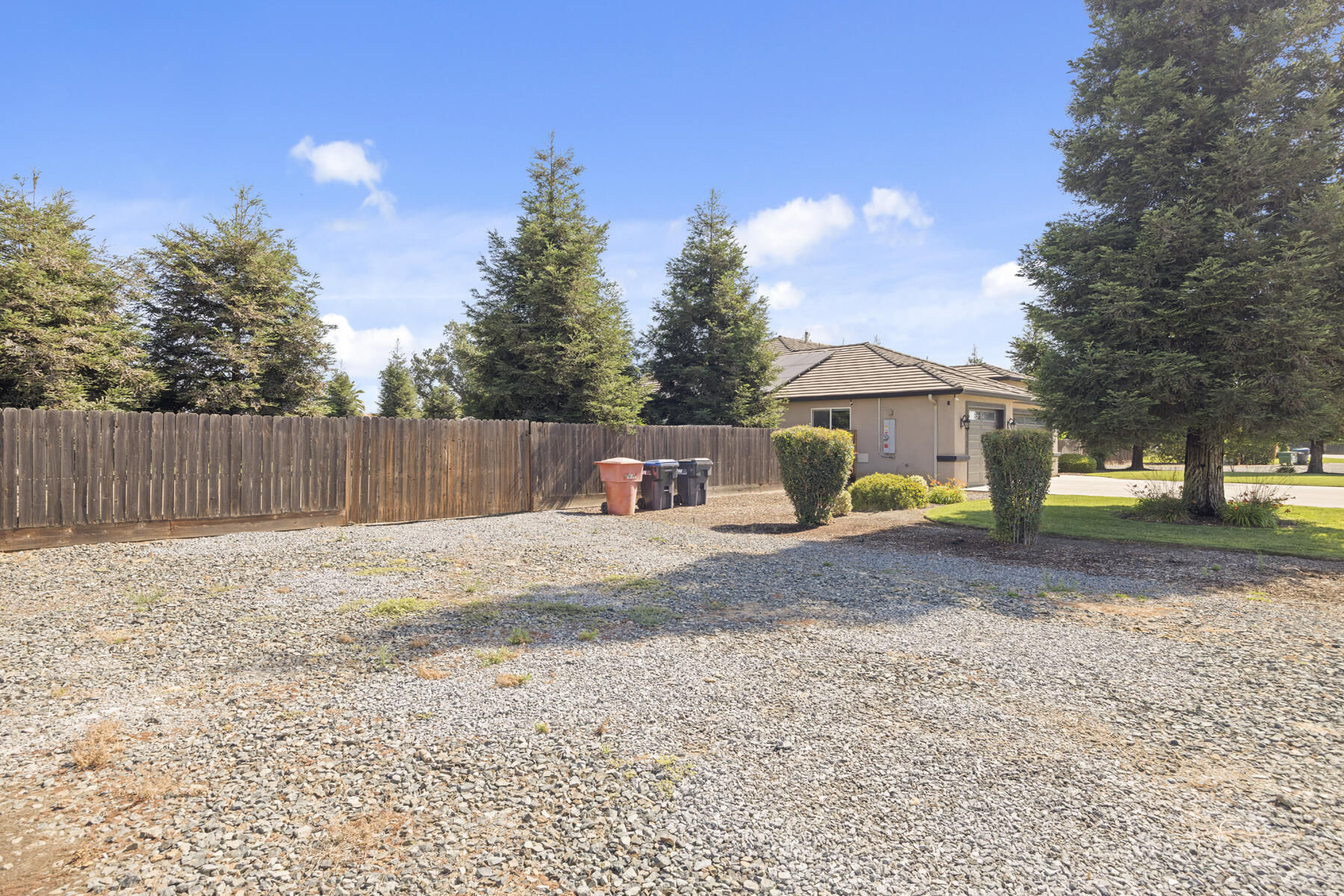 2208 W Benton Ct, Exeter, CA 93221