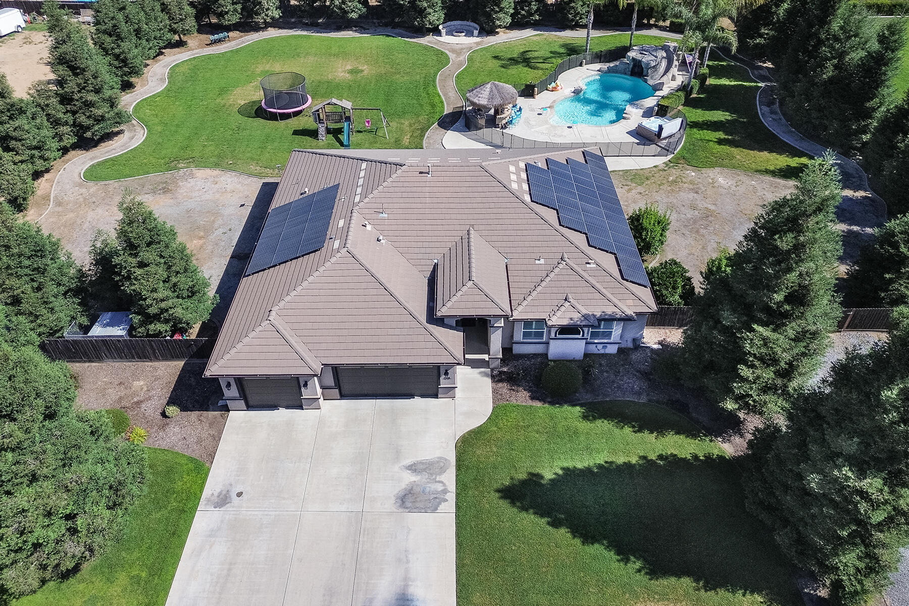 2208 W Benton Ct, Exeter, CA 93221