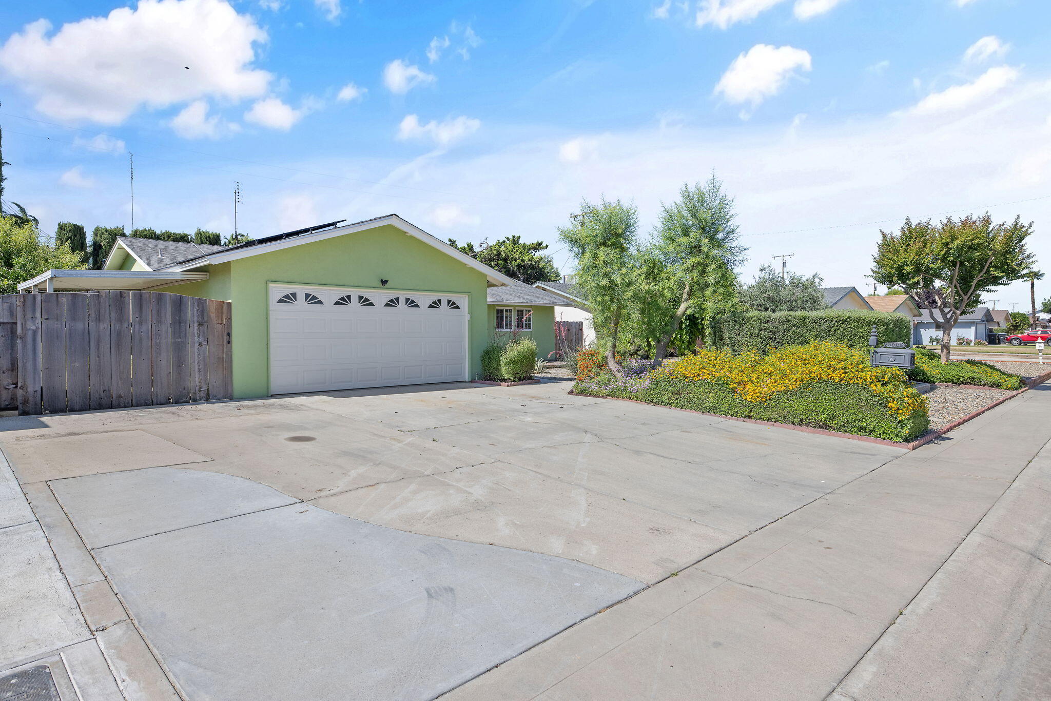 3325 W Laurel Ave, Visalia, CA 93277