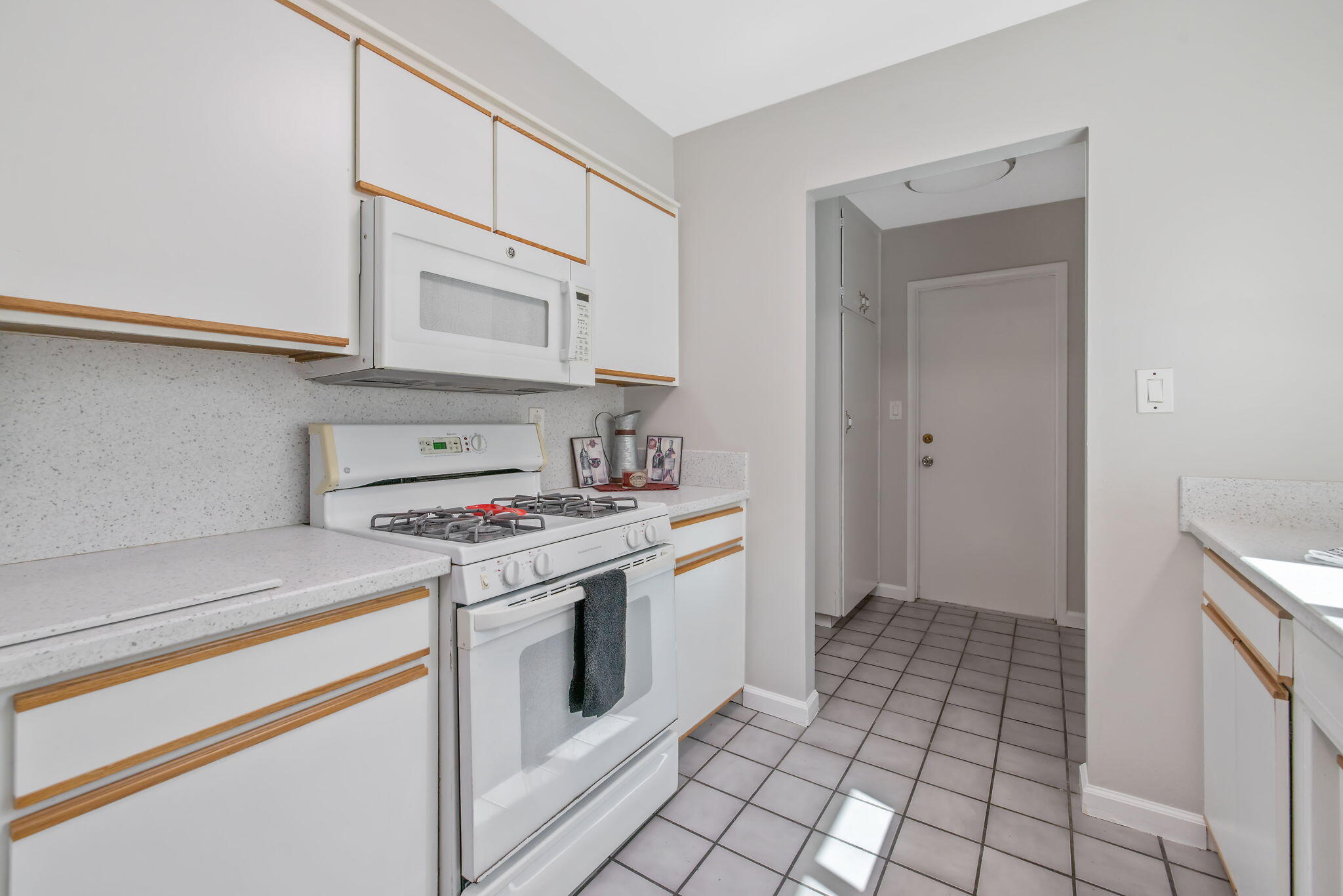 3325 W Laurel Ave, Visalia, CA 93277