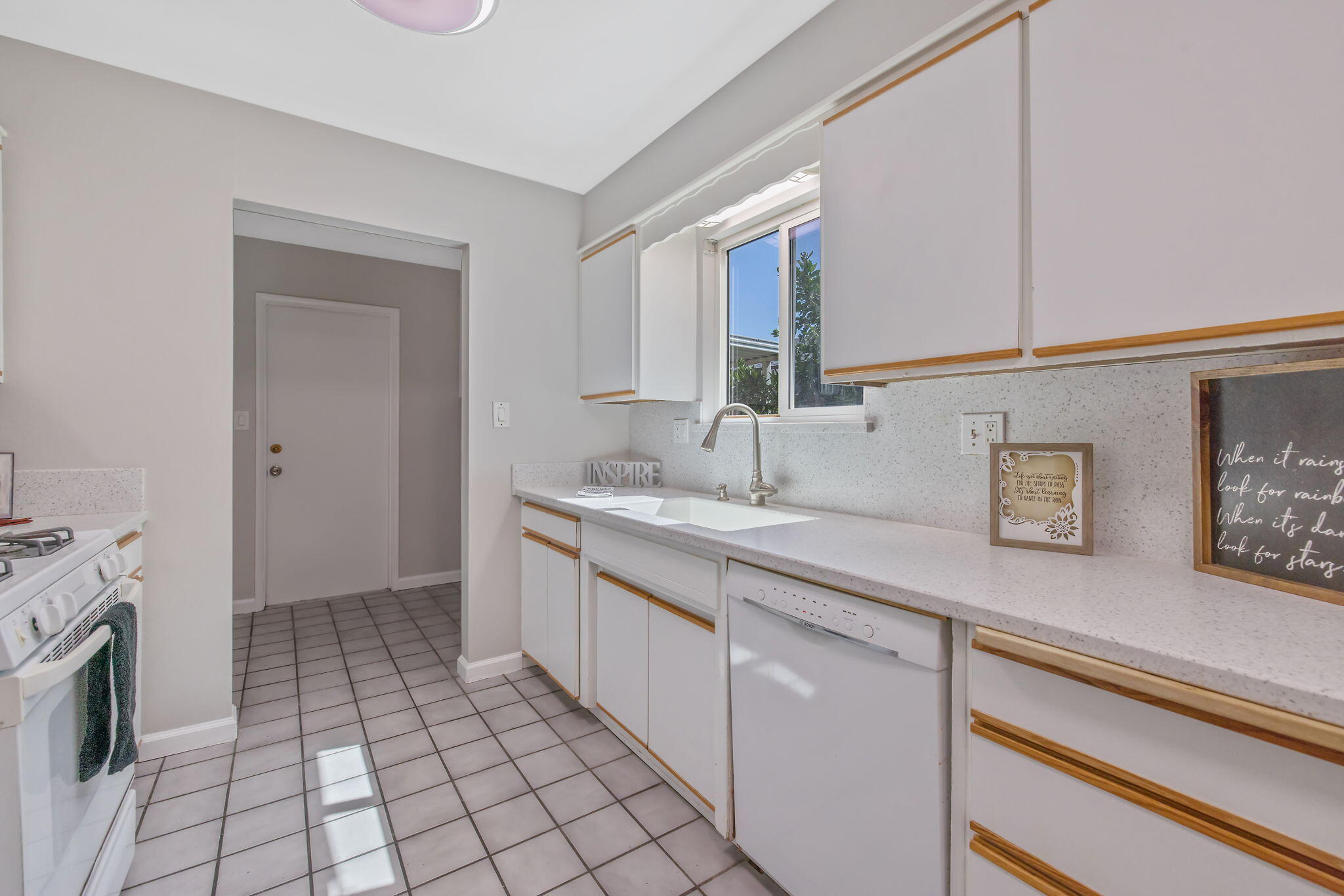 3325 W Laurel Ave, Visalia, CA 93277