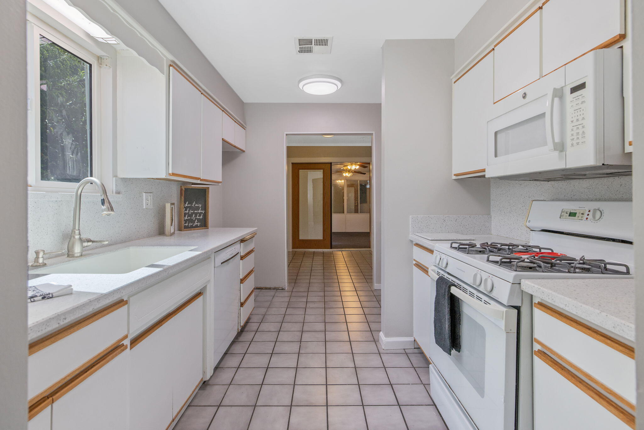 3325 W Laurel Ave, Visalia, CA 93277