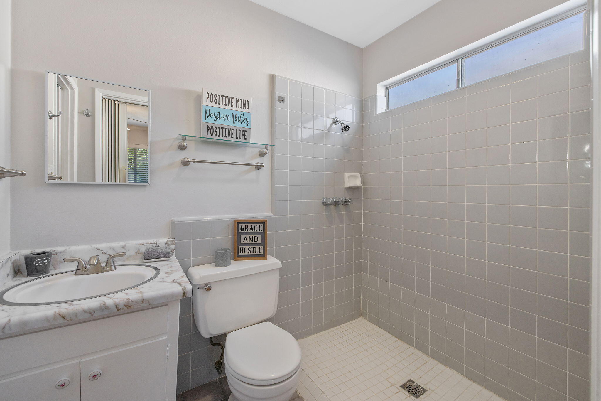 3325 W Laurel Ave, Visalia, CA 93277